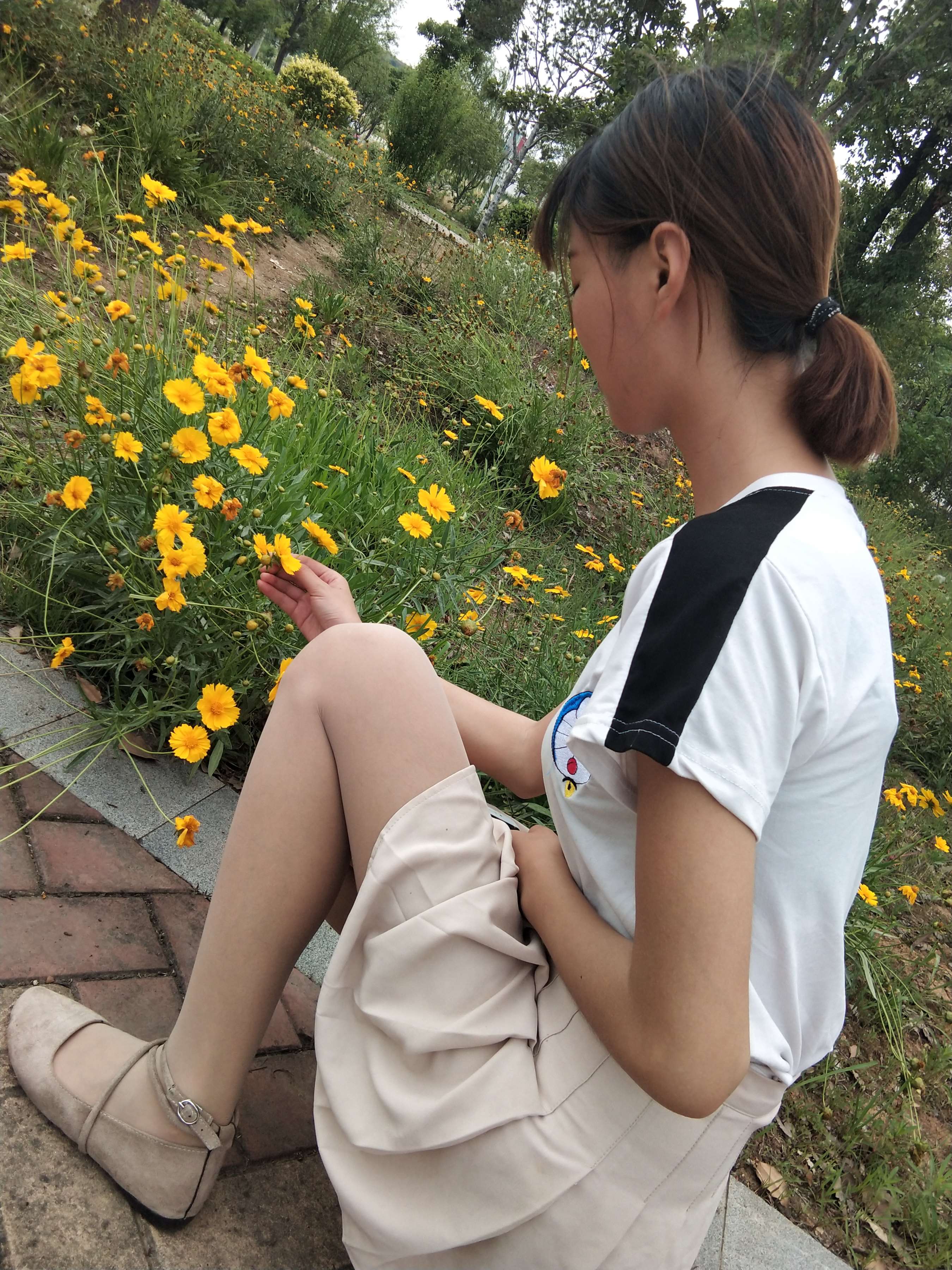 《少女肉丝绑带平底鞋》作品图