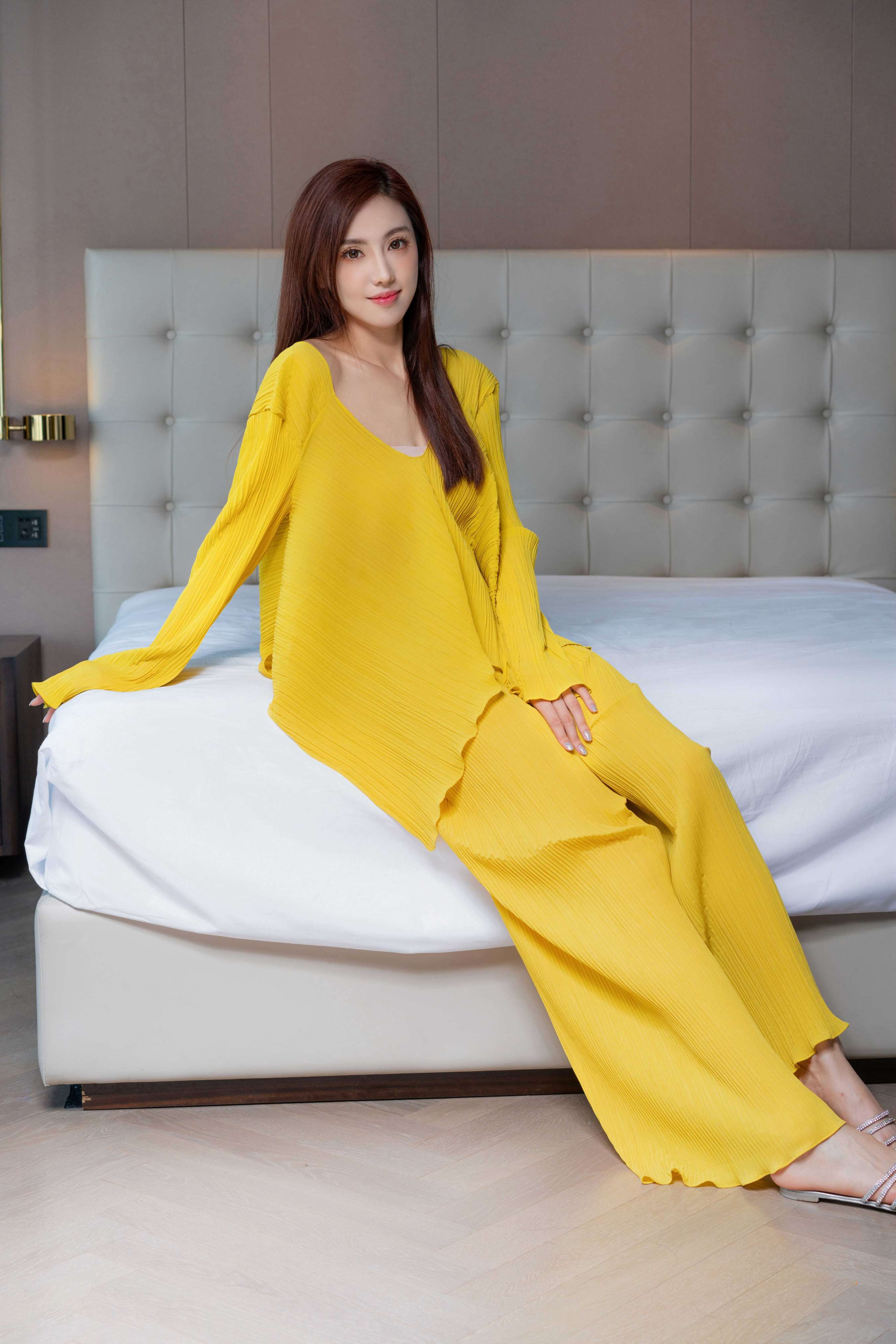 《静怡-都市丽人的白皙凉拖玉足》作品图