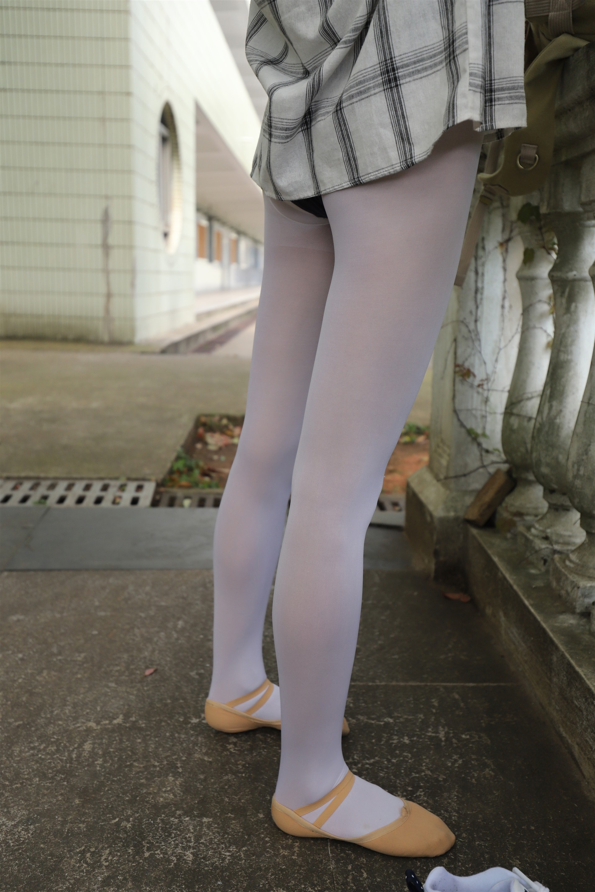 《学妹练舞丝袜脚丫》作品图