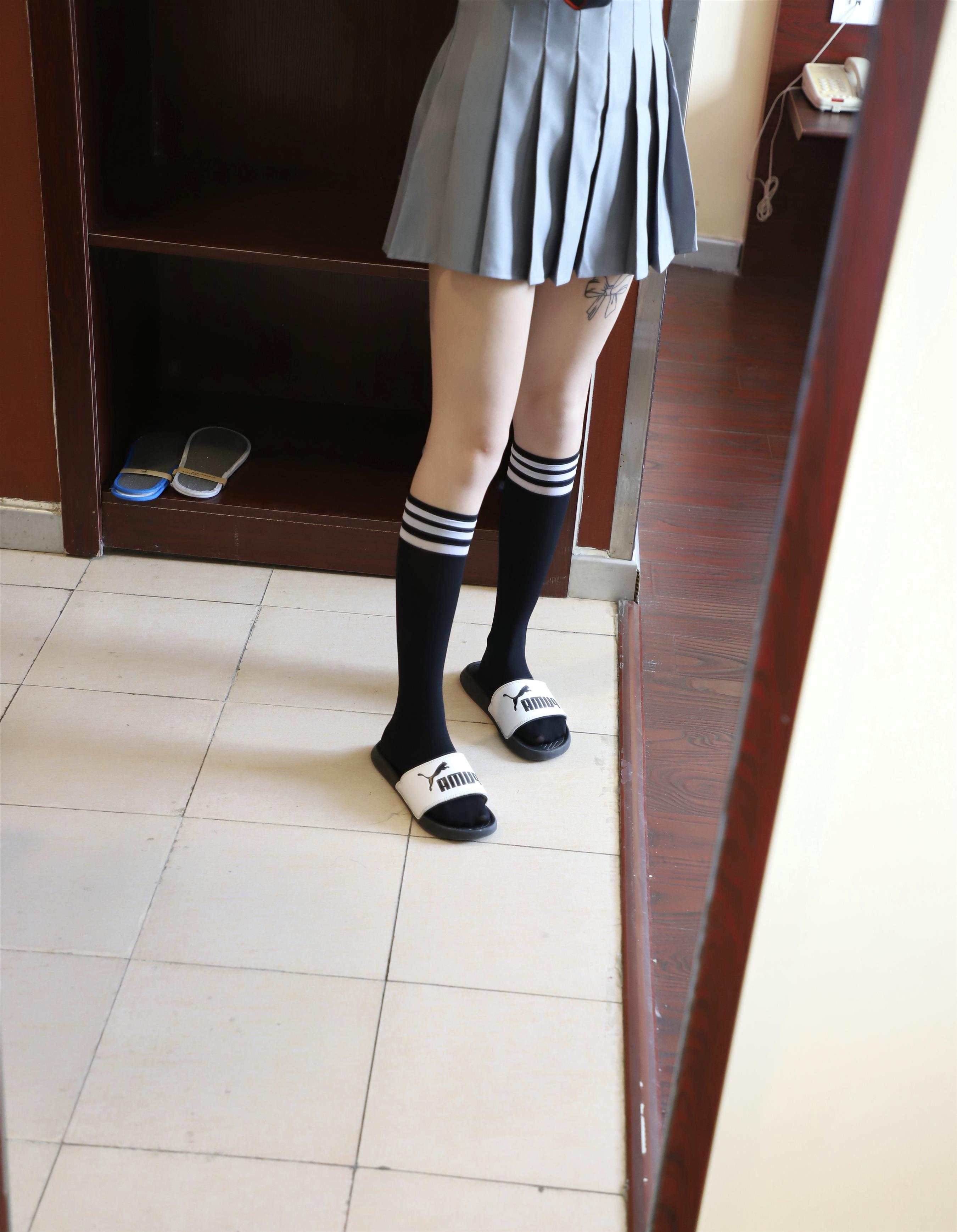 《板鞋の长黑袜脚丫》作品图