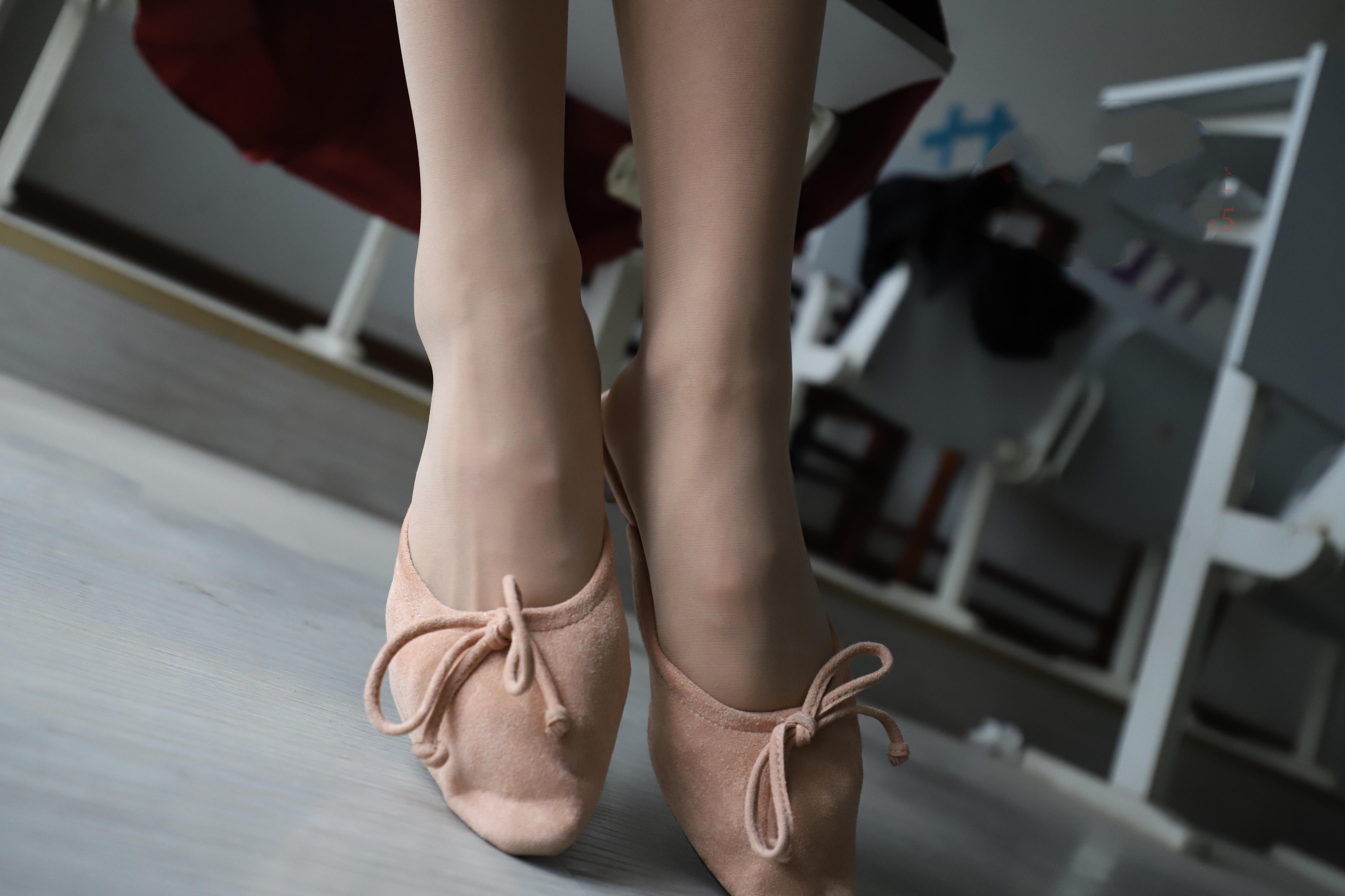 《学姐红色连衣裙の丝脚丫+视频1个》作品图