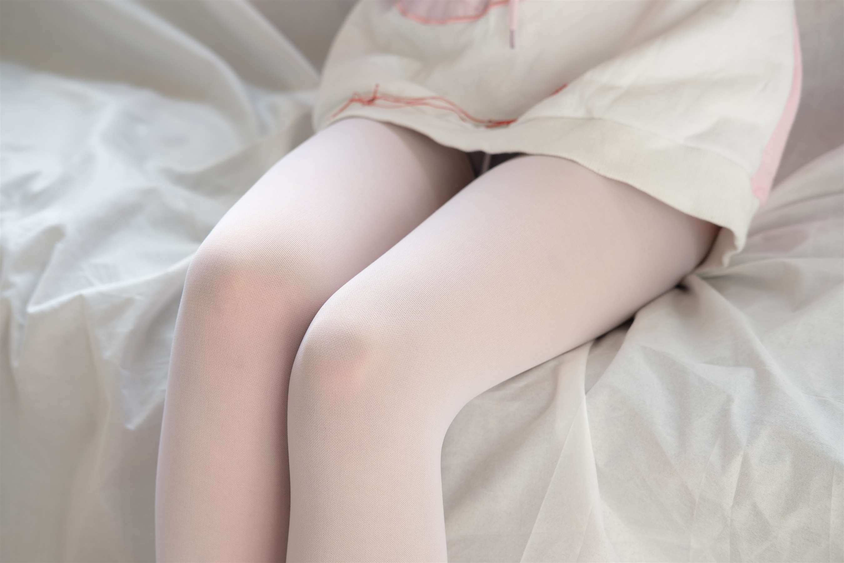 《白丝少女脱袜过程+视频1个》作品图