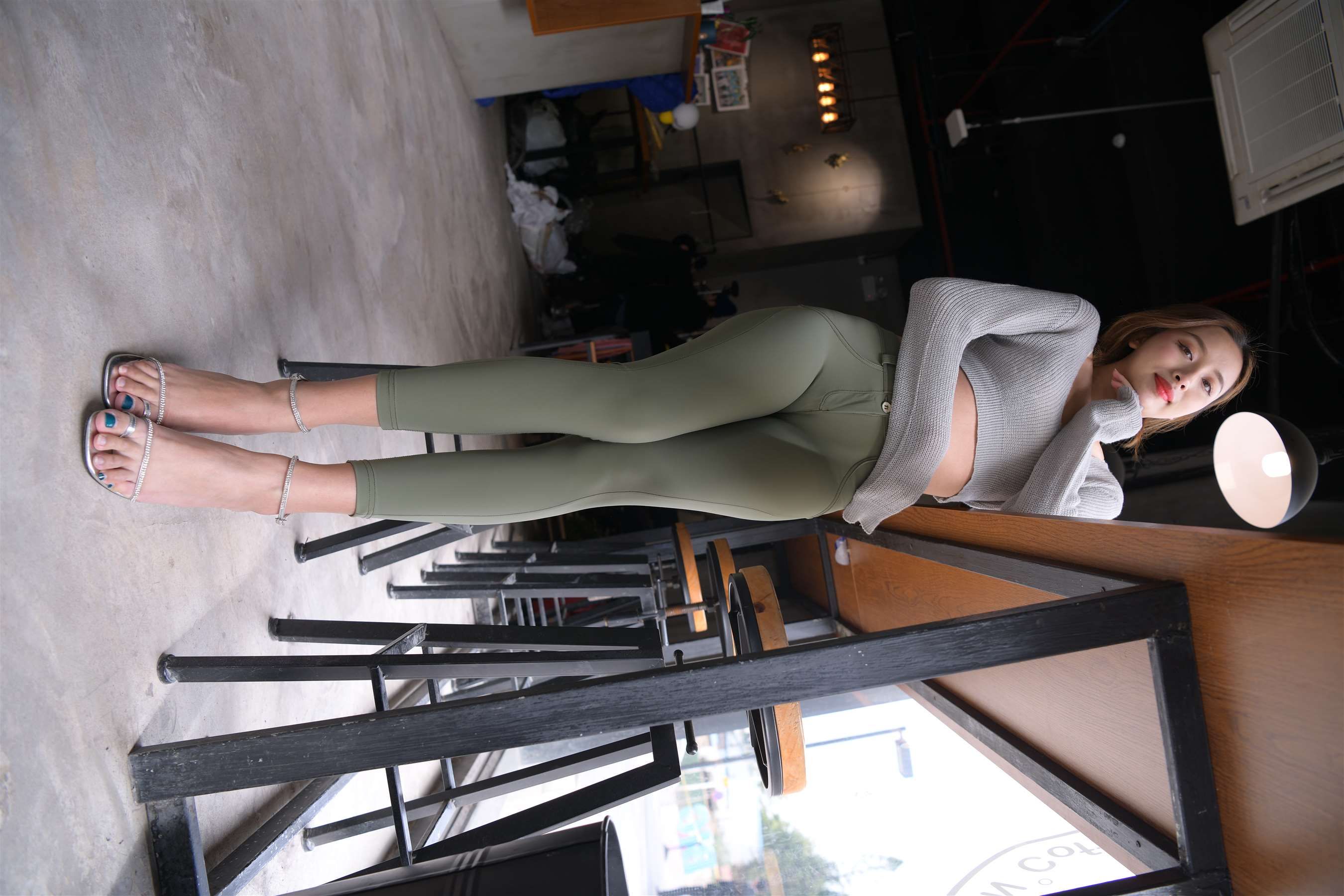 《瑜伽裤少女的午后时光》作品图