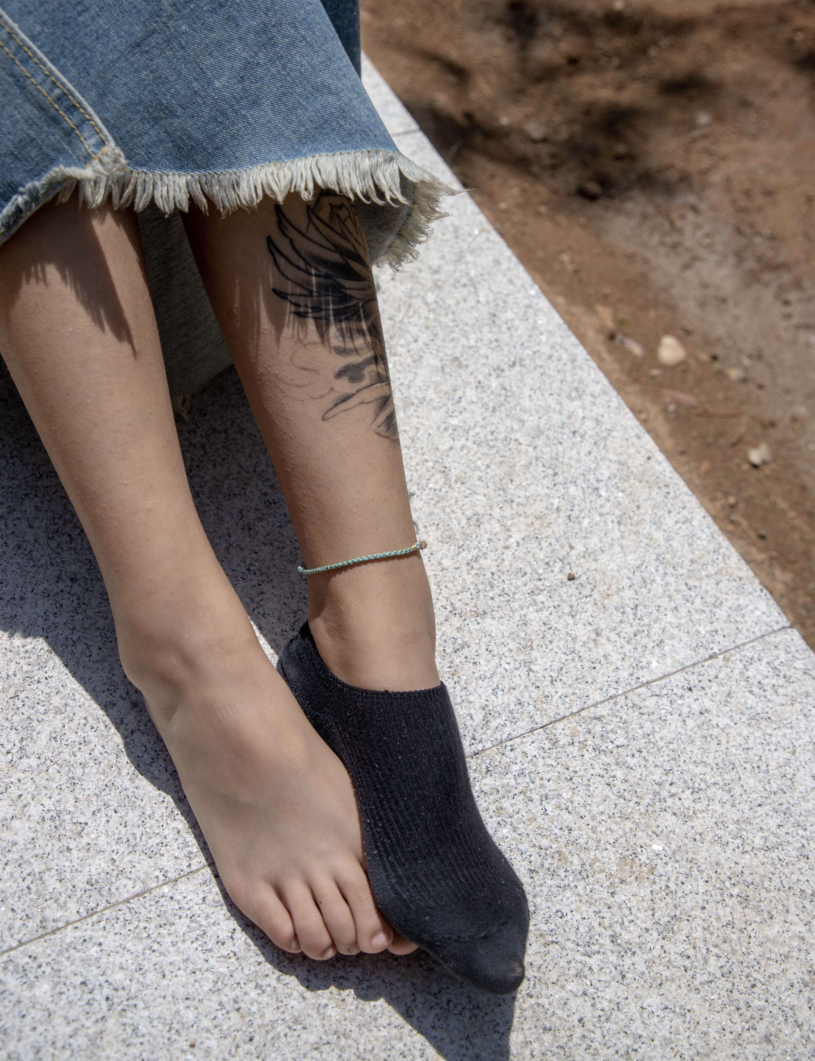 《牛仔裙の板鞋棉袜脚》作品图