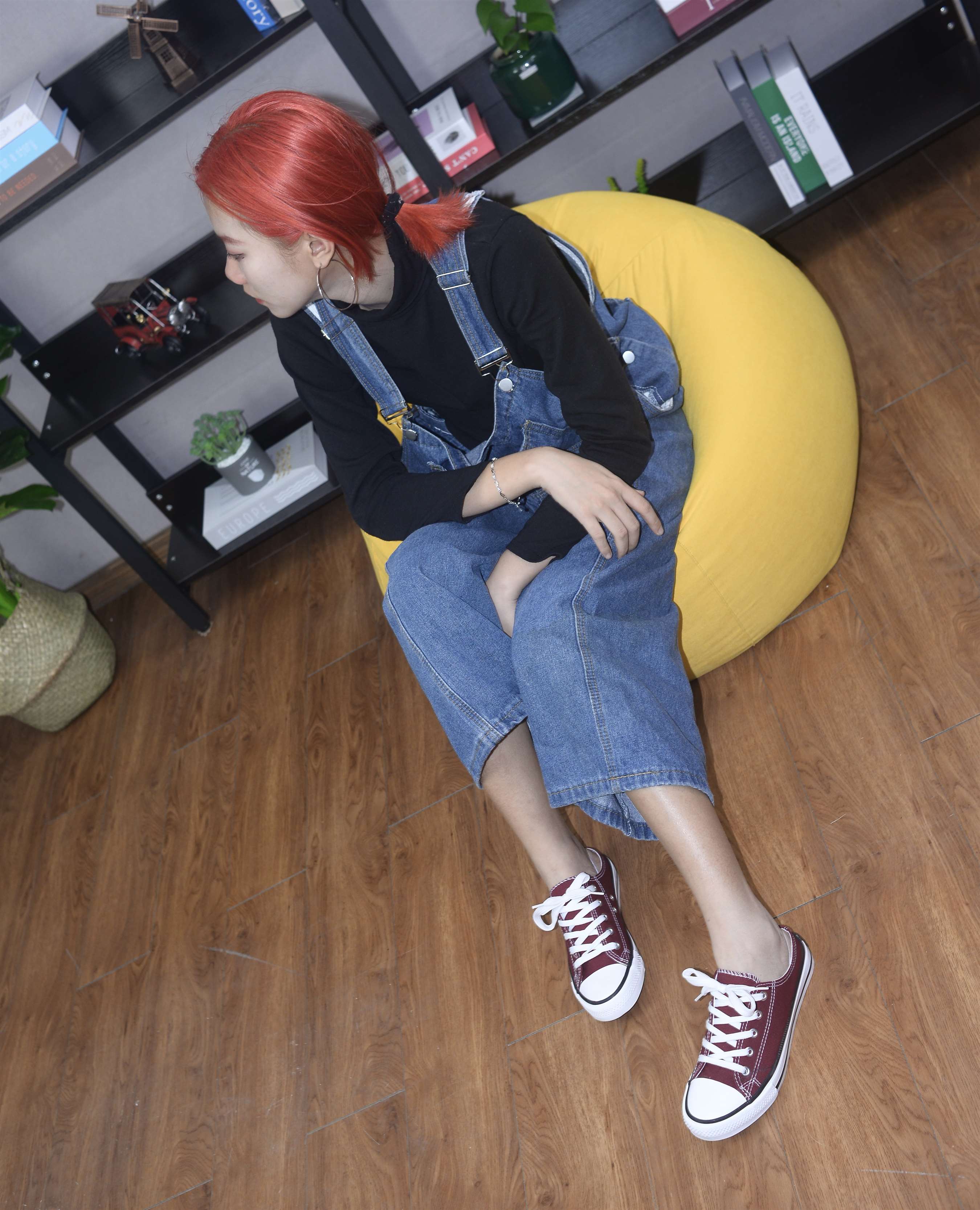 《红发少女帆布鞋の船袜脚【视频1个网盘下载】》作品图