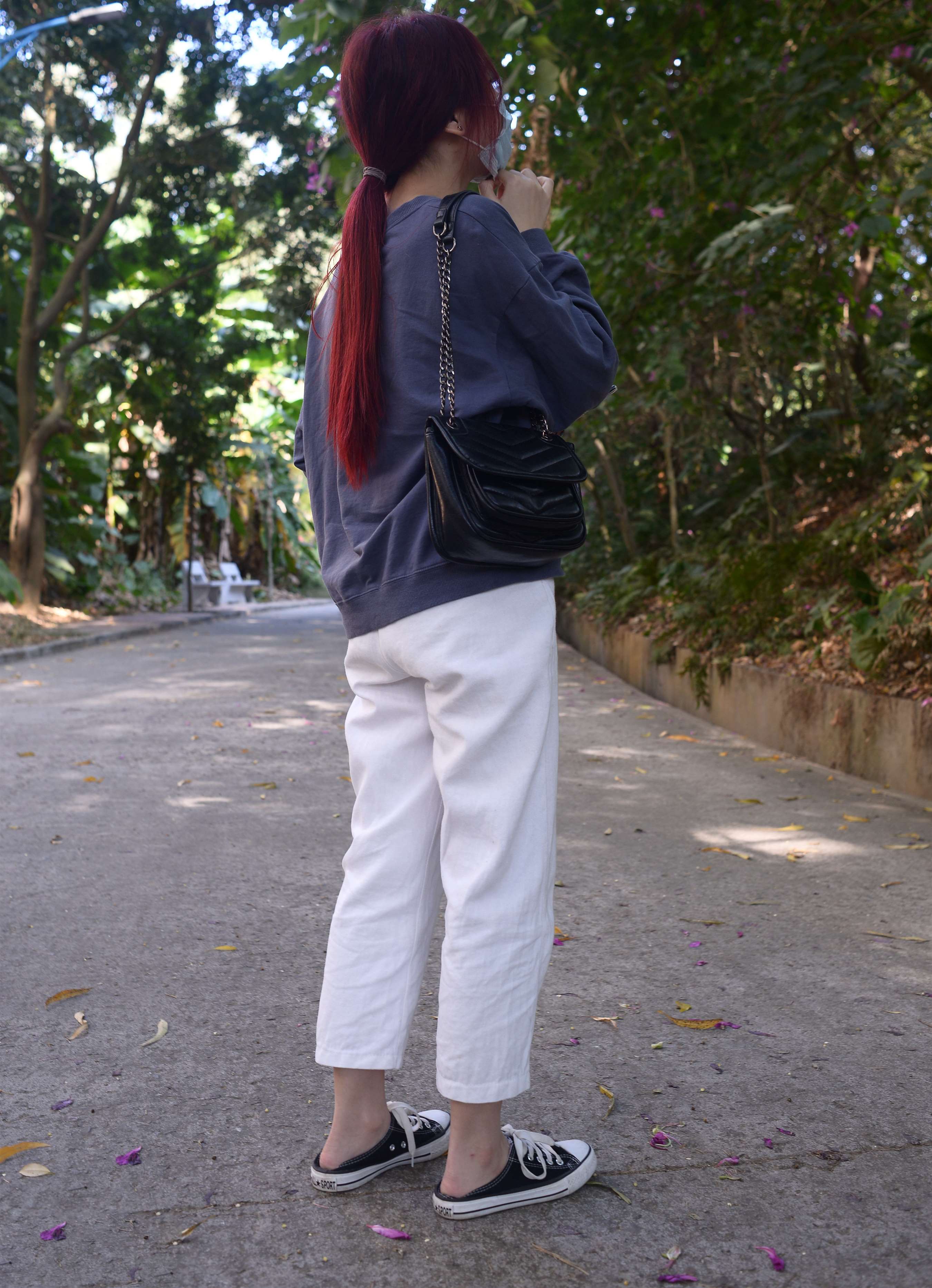 《公园约拍帆布鞋の棉袜脚》作品图