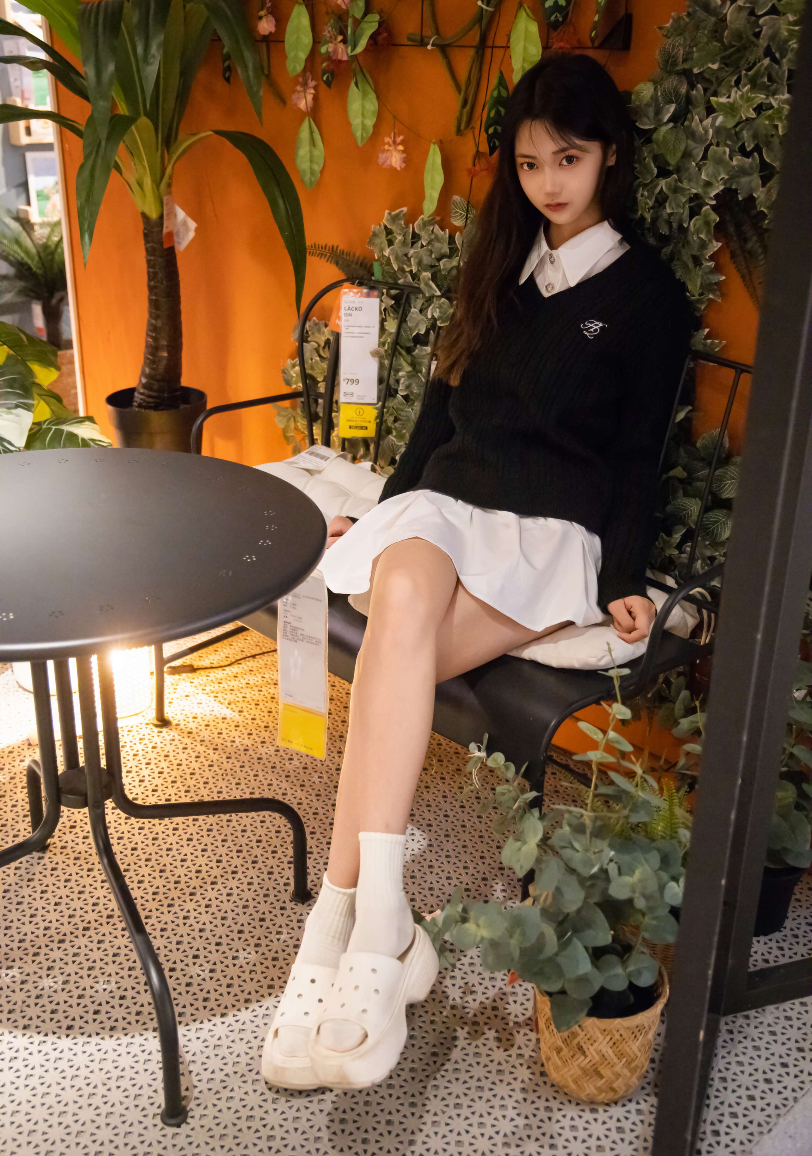 《鹿鹿 洞洞鞋白棉袜の裸足》作品图