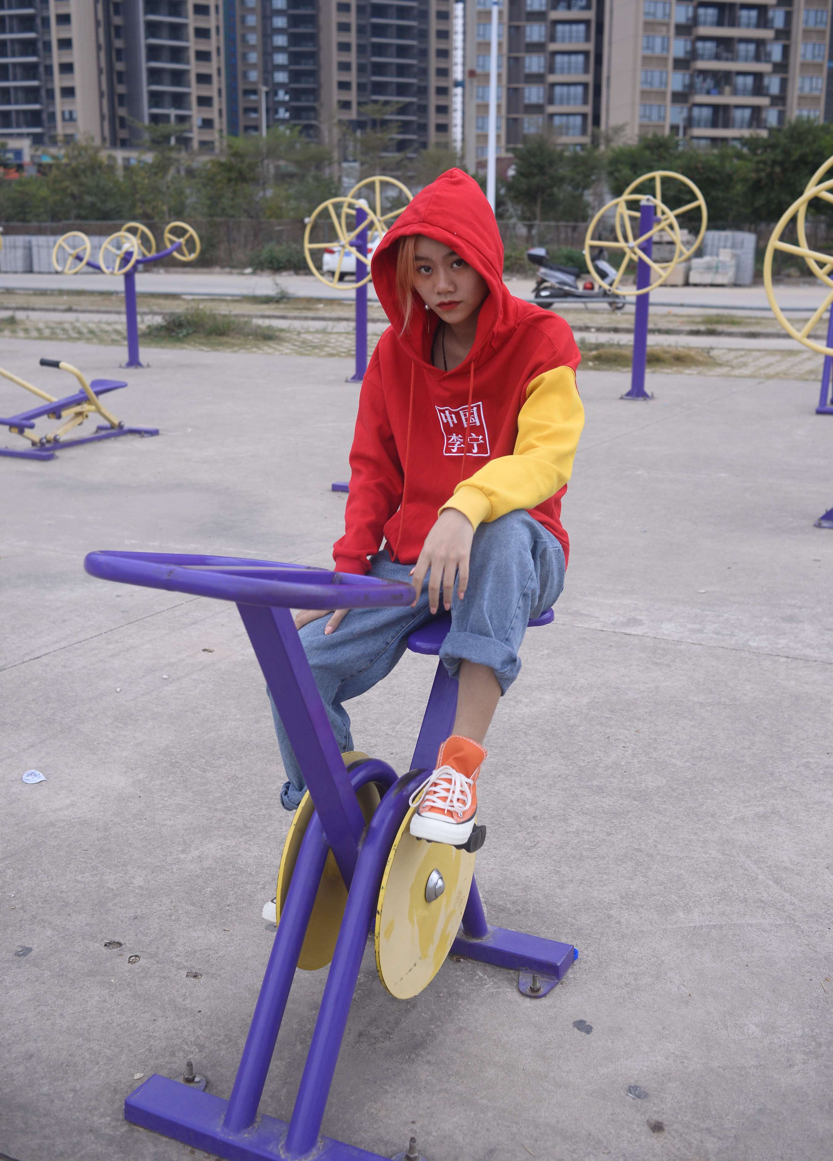 《彤彤健身器材上展嫩足》作品图