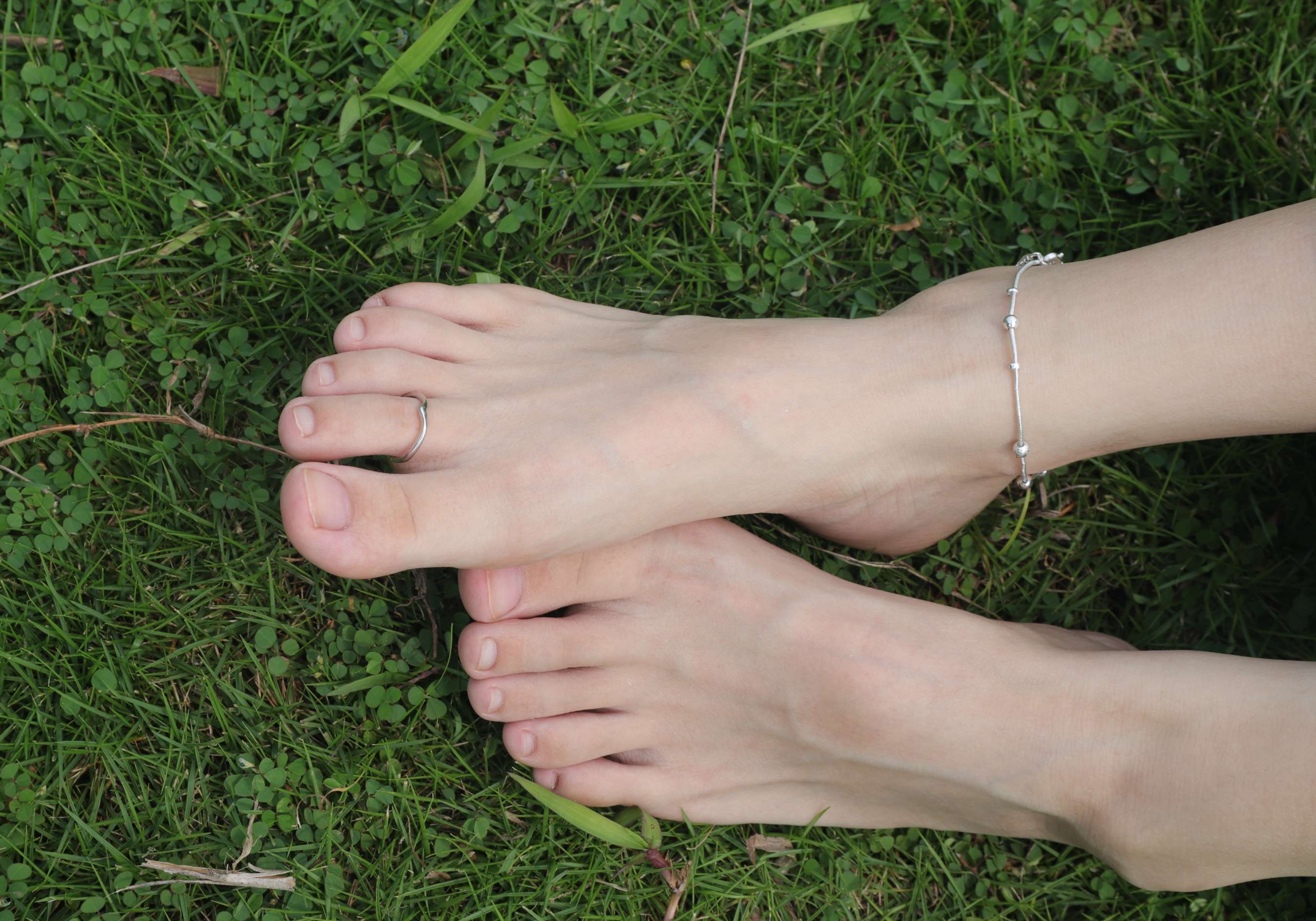 《大学生小茵的白嫩脚丫》作品图