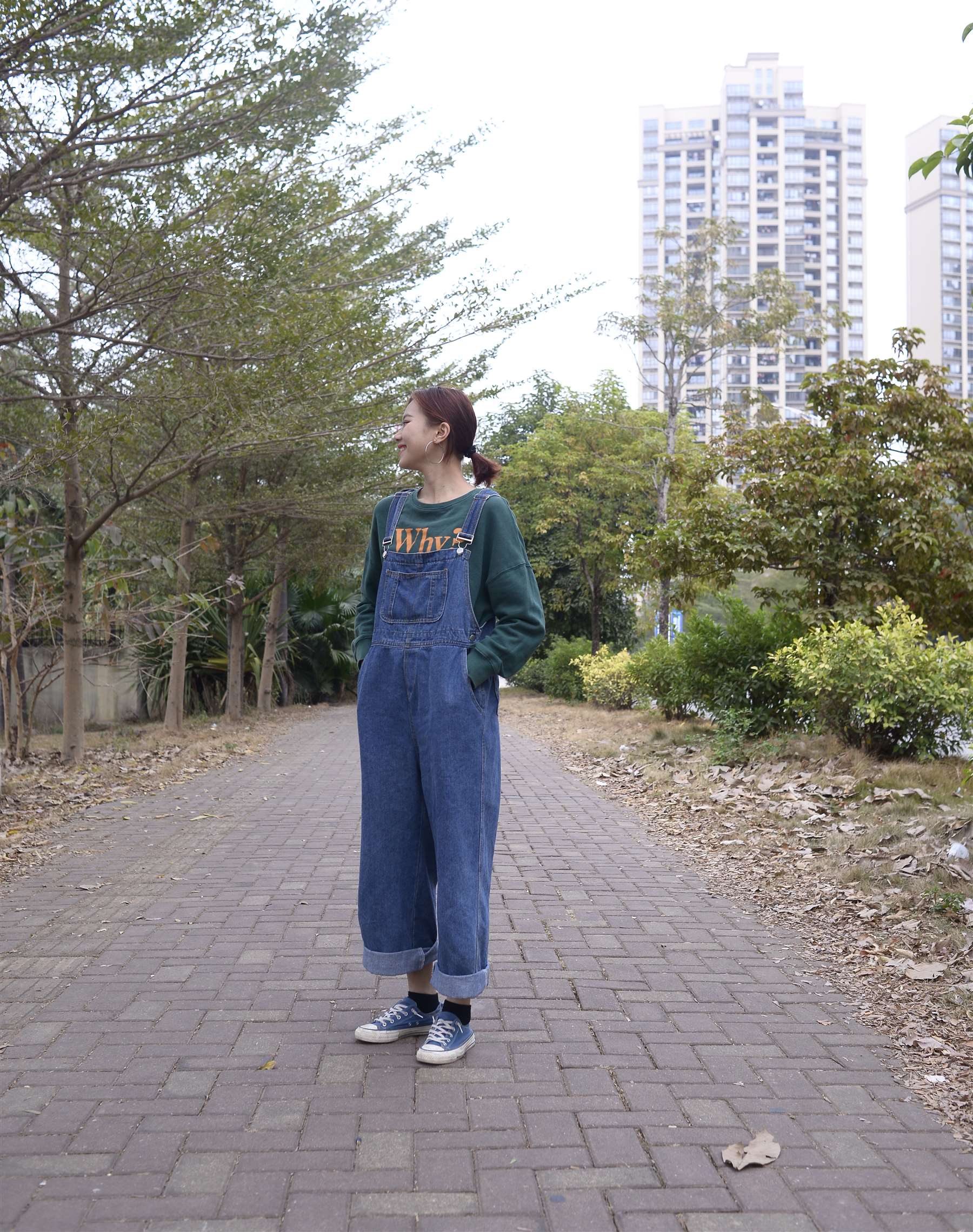 《牛仔背带裤の棉袜脚》作品图