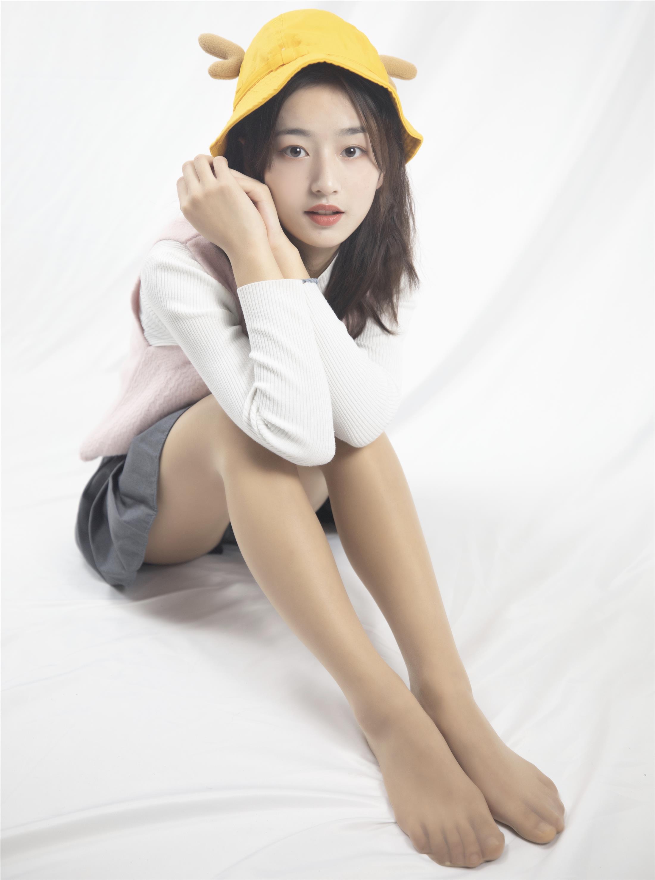 《黄帽の丝袜脚丫+视频1个网盘下载》作品图