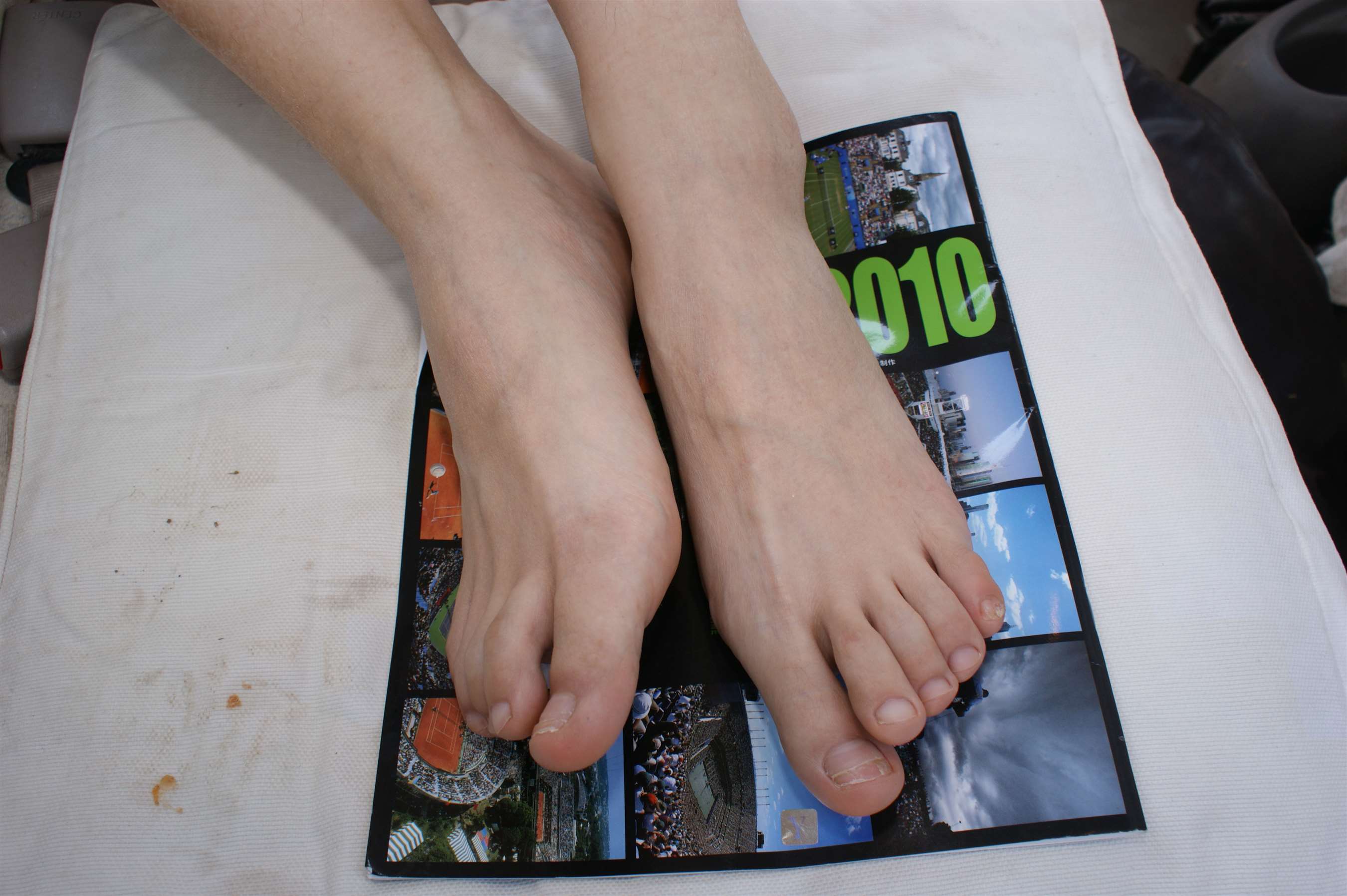 《车上的赤足》作品图