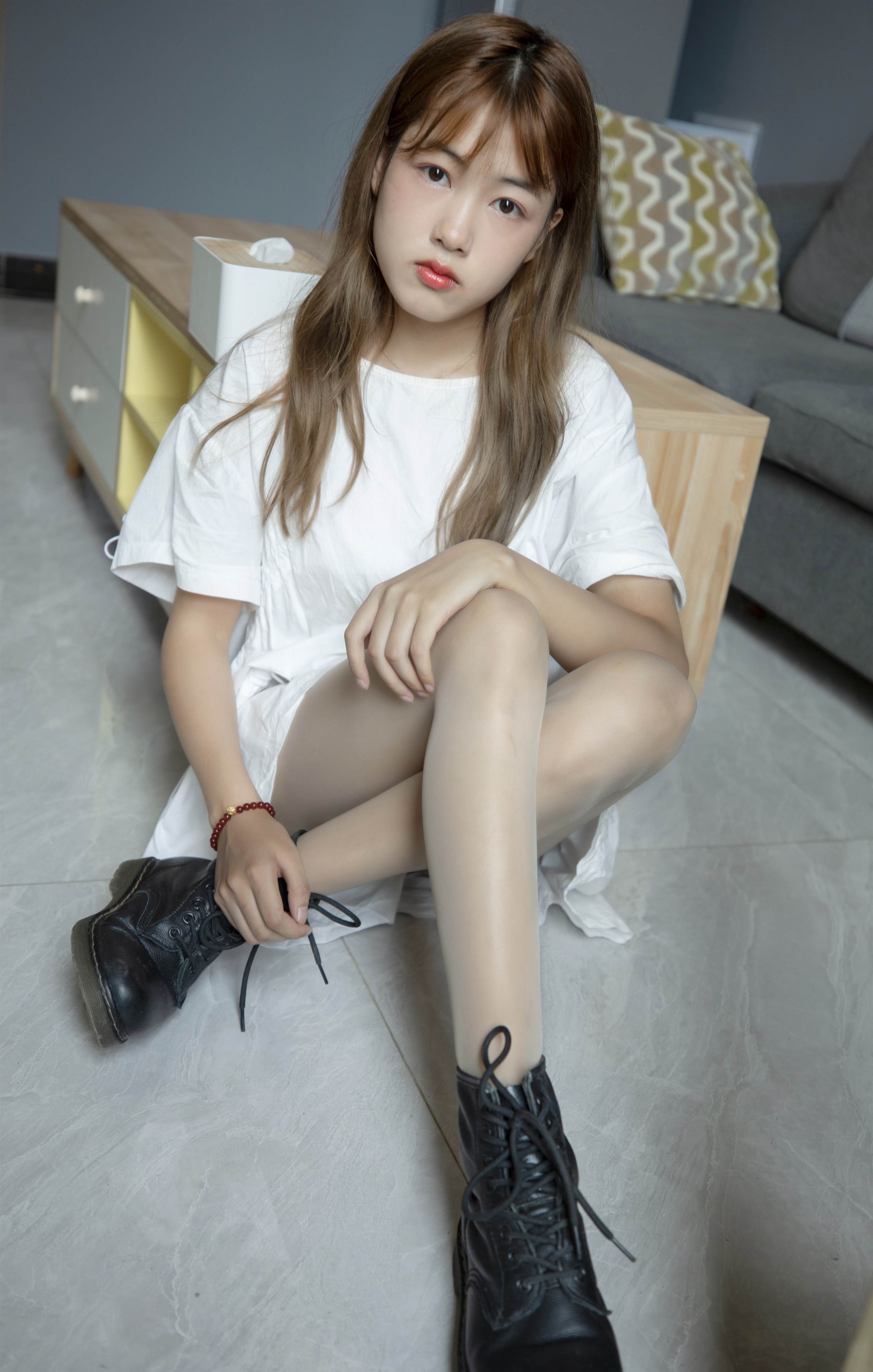 《白色连衣裙の肉丝脚丫》作品图