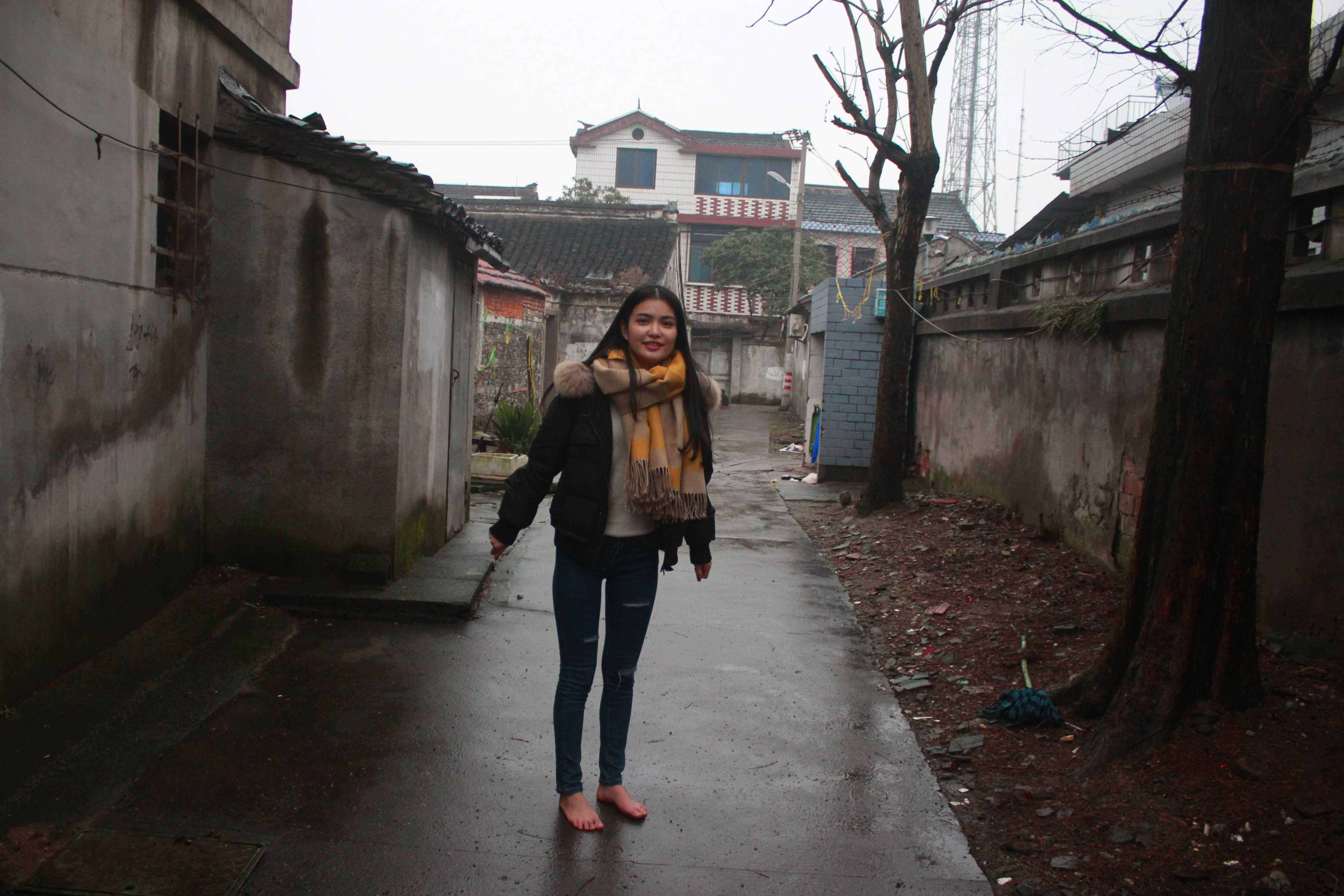 《花意瑶冬天午饭后赤脚》作品图