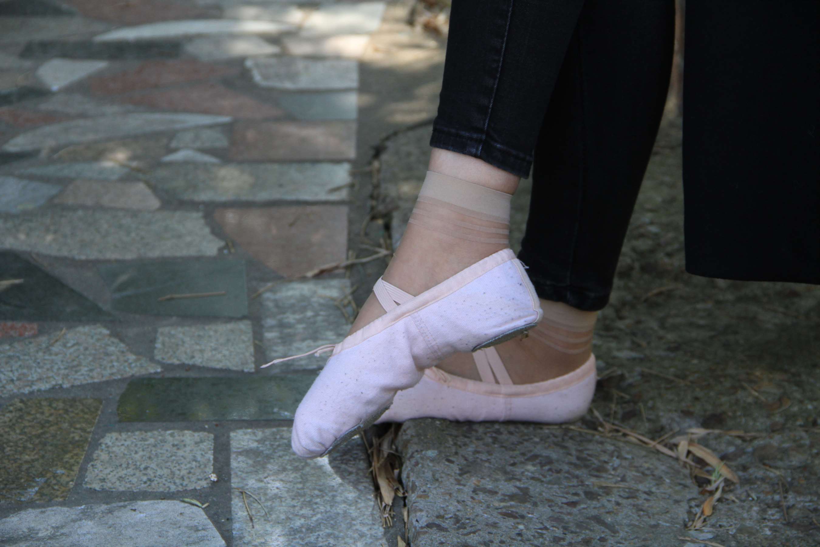 《大三舞蹈系师妹户外展示舞鞋风采》作品图