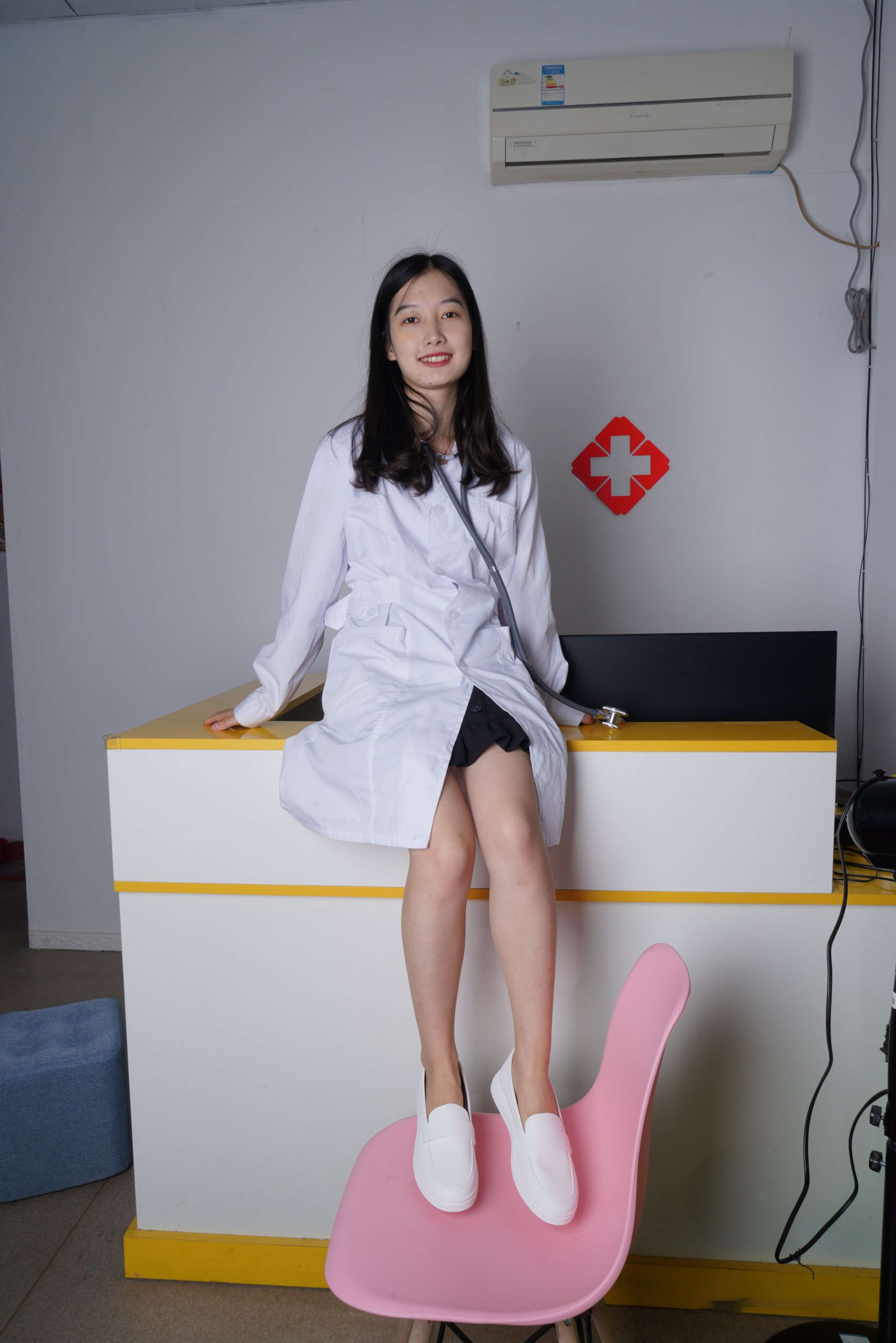 《燕玲“医生”展示36码可爱小嫩脚》作品图