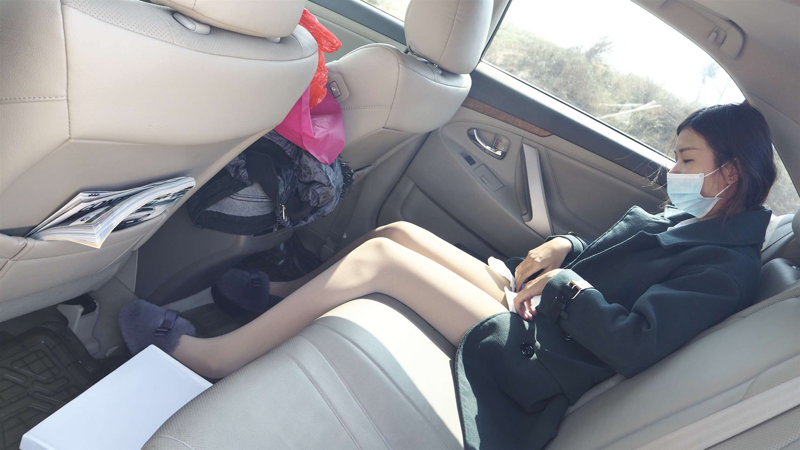 《车上的丝足》作品图