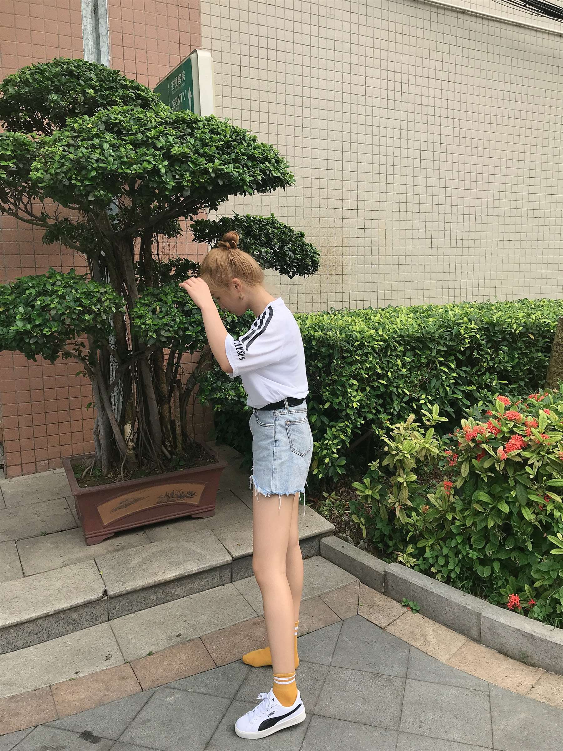 《热裤の板鞋棉袜脚》作品图