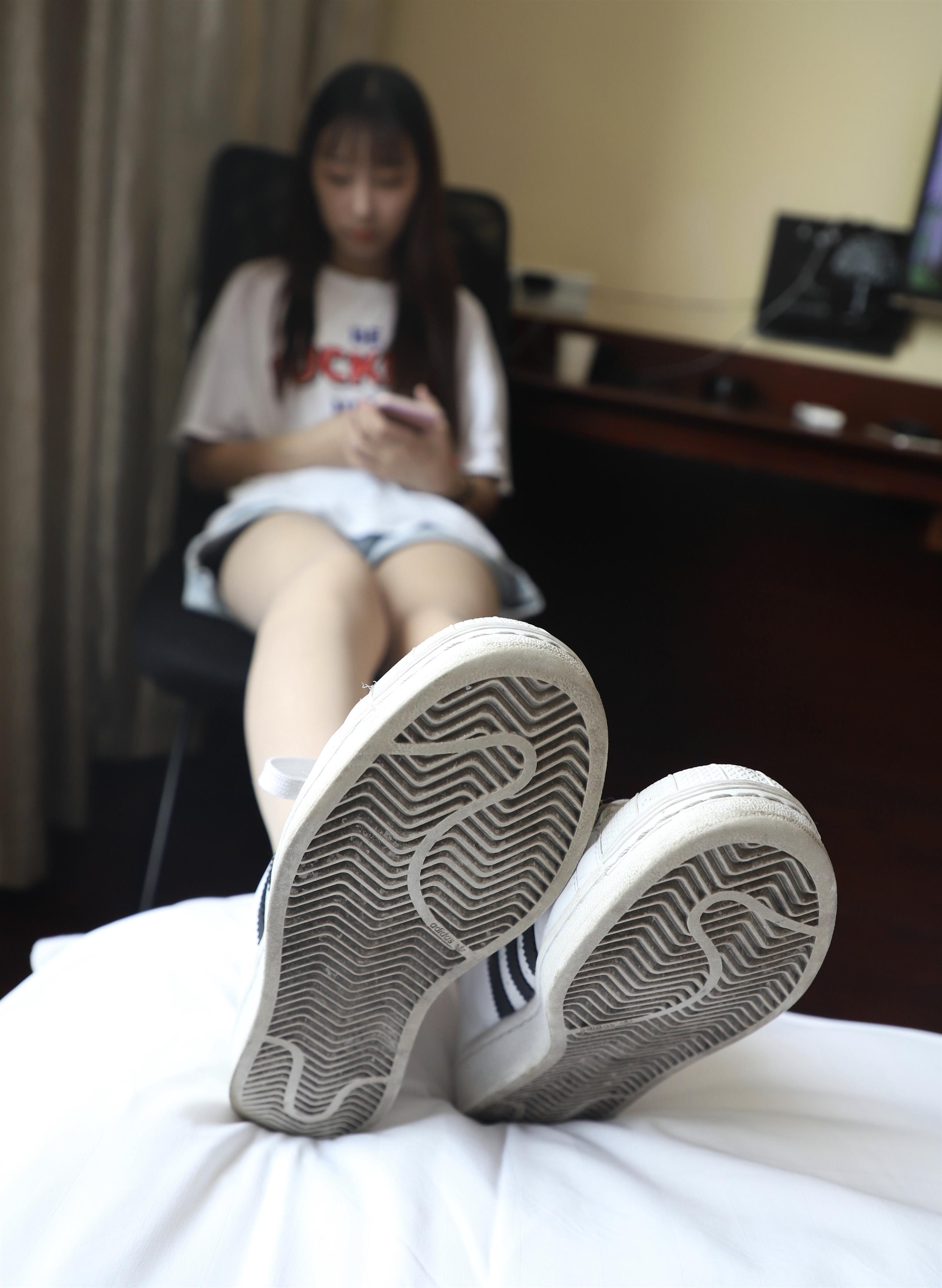 《脏板鞋の丝袜脚丫+视频1个》作品图