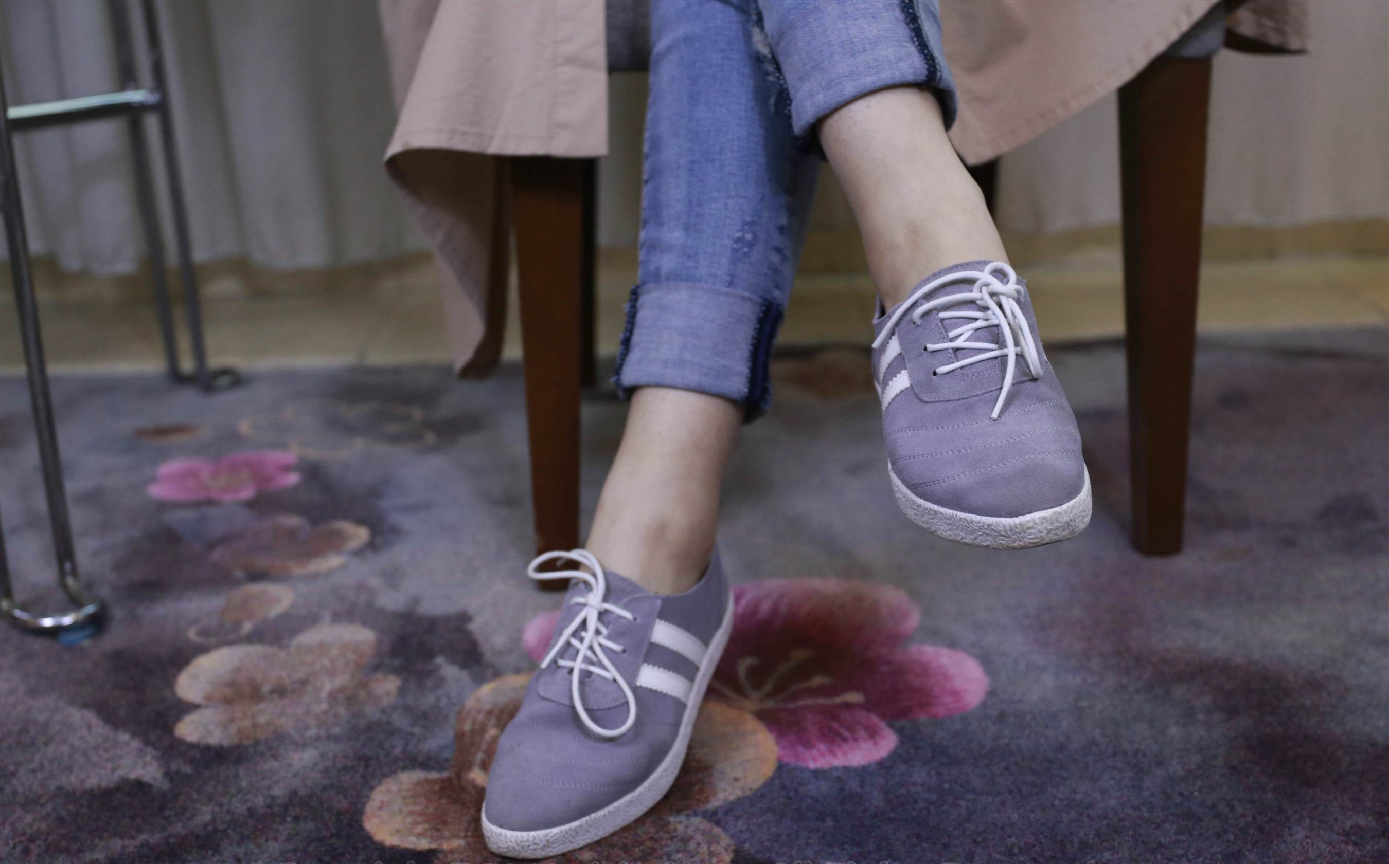 《牛仔の白棉袜脚》作品图