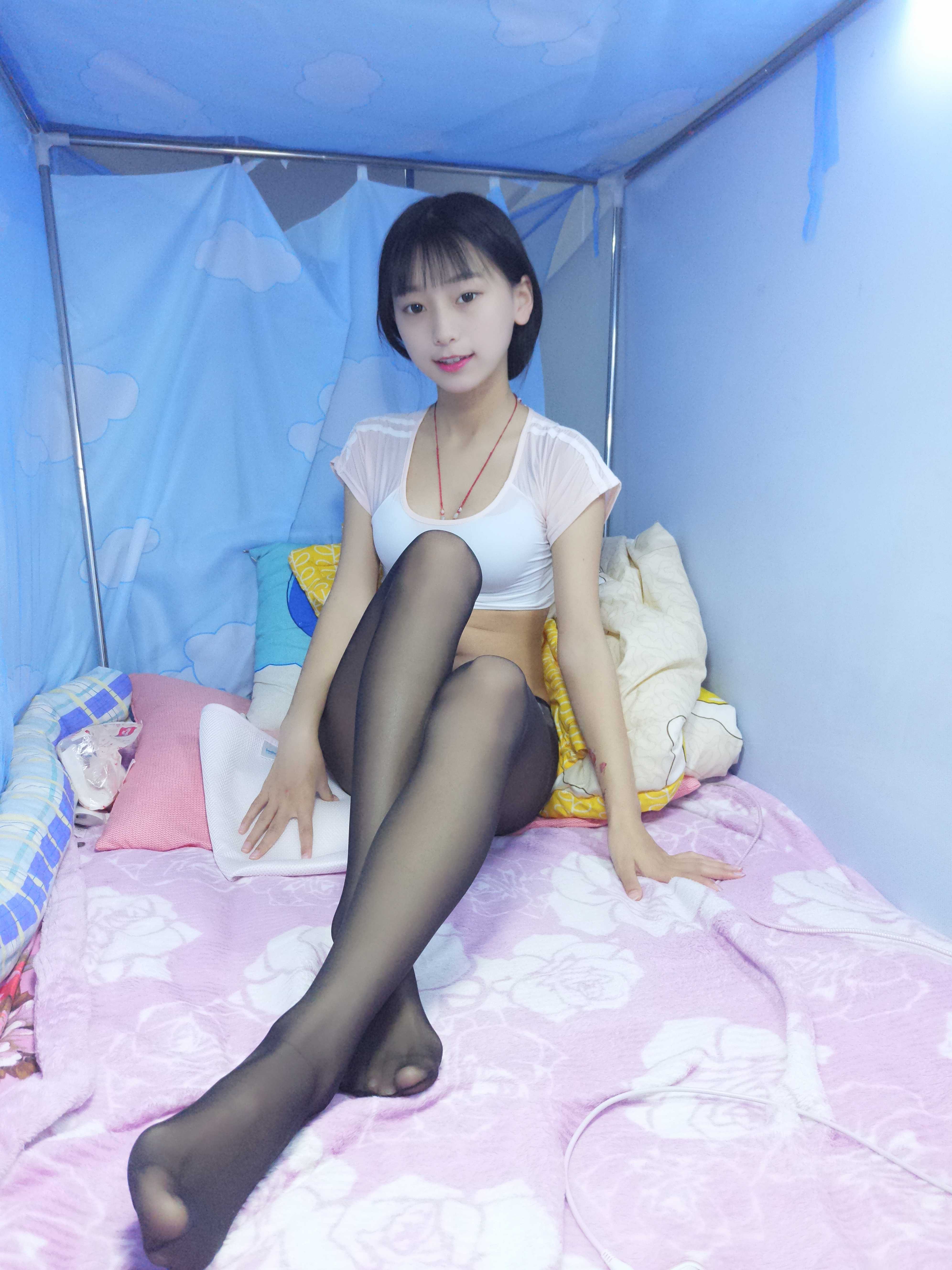 《宿舍萌妹子蓓蓓多颜色丝袜》作品图