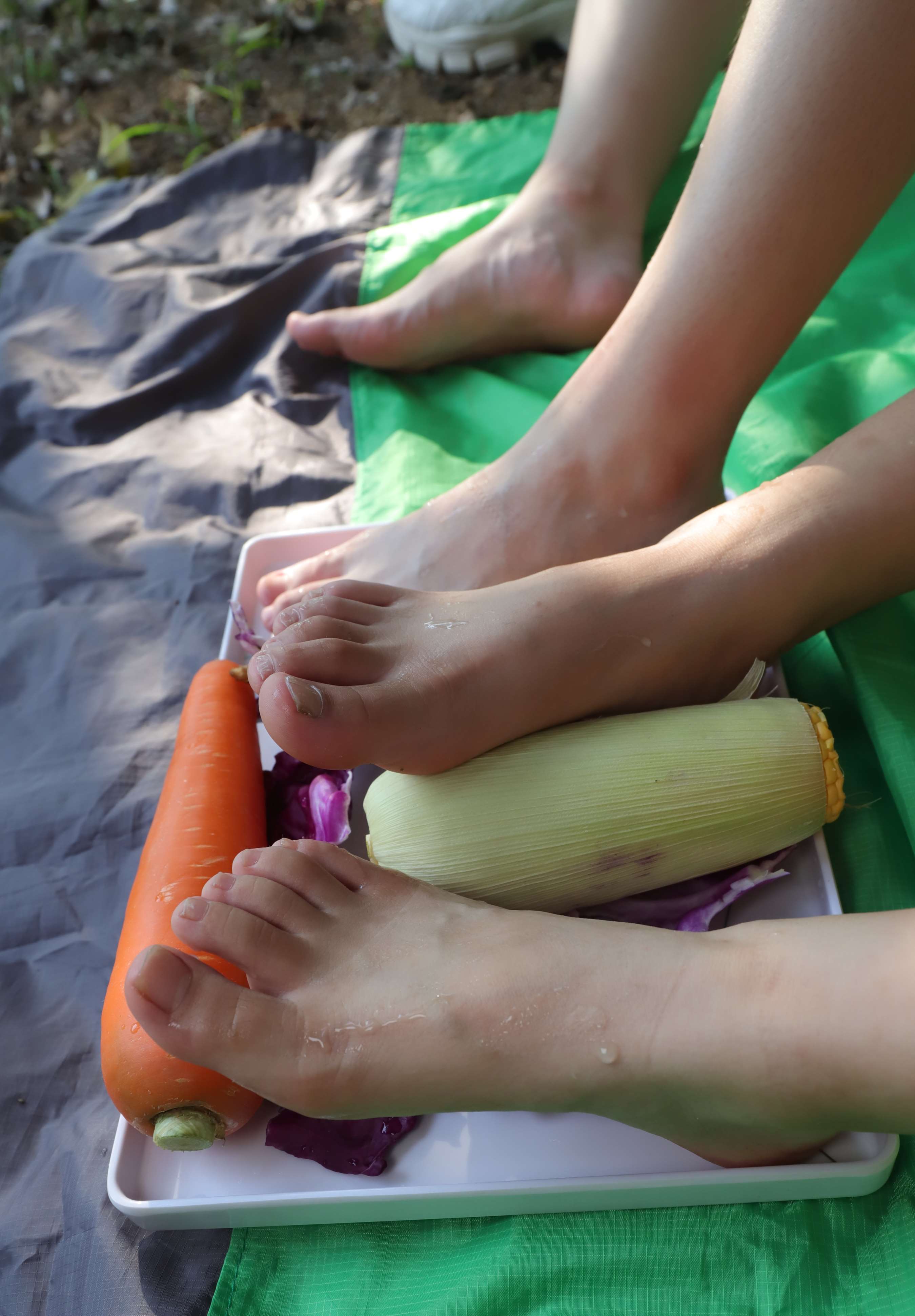 《小琪，小枫与小谊三姑娘脱下运动鞋拍食物系》作品图