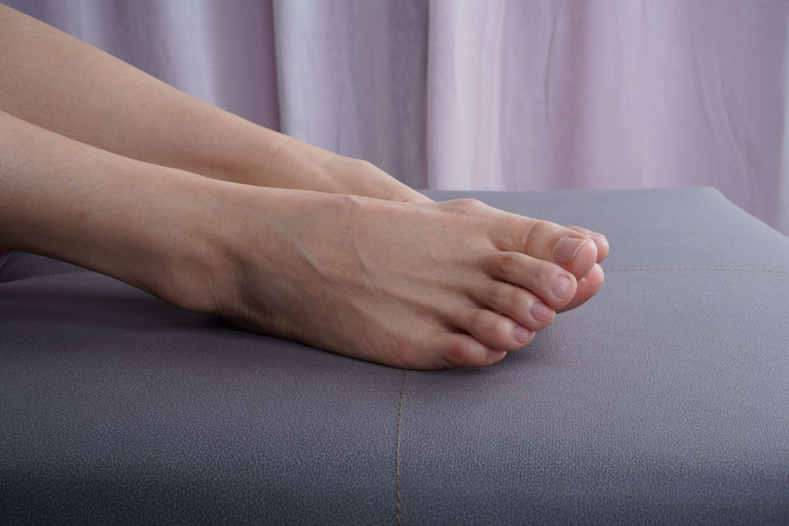 《嘉敏的37码修长脚丫》作品图