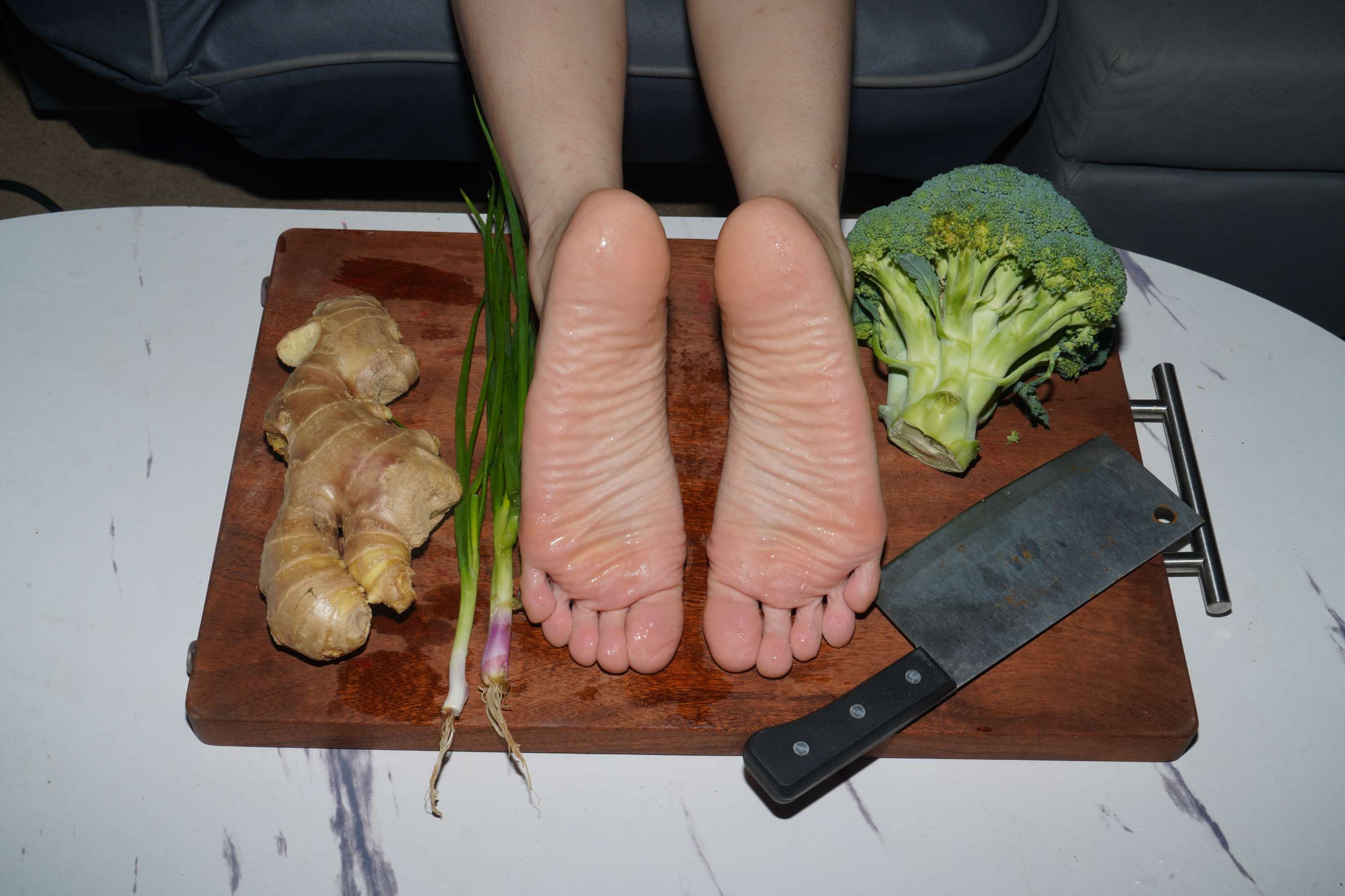 《嘉琪脚丫子与美食同框》作品图