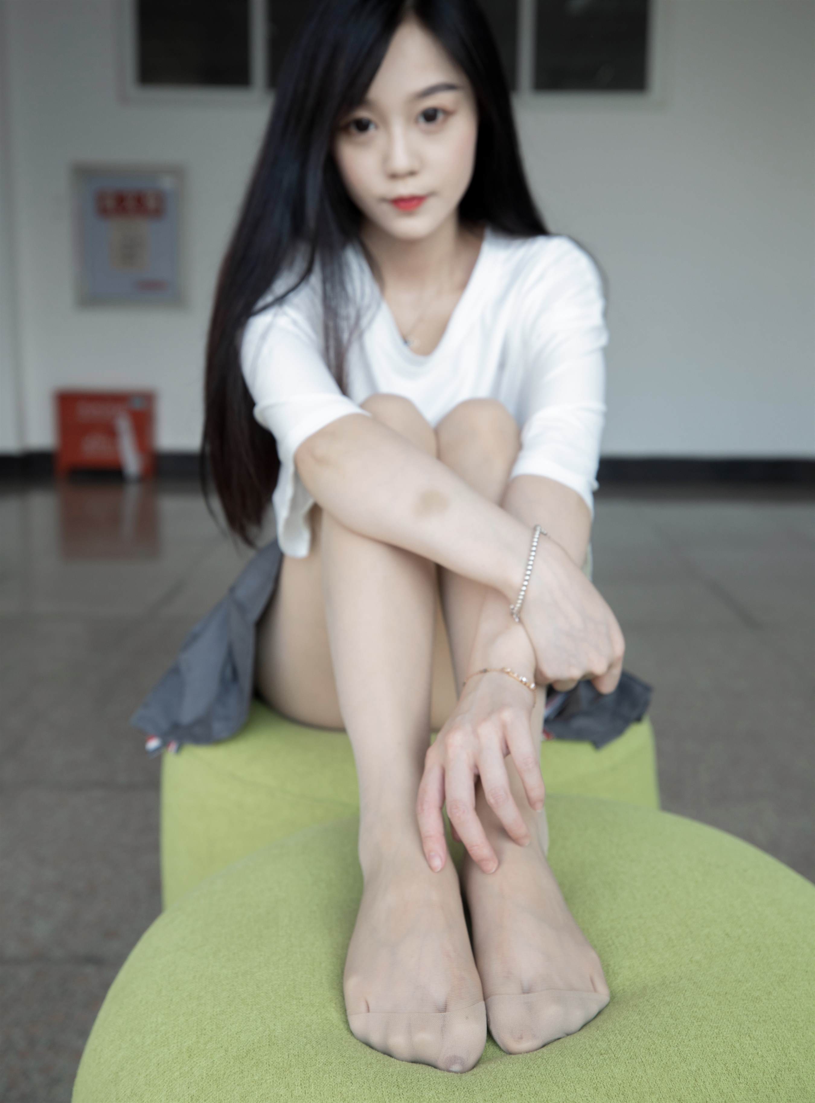 《百褶裙の丝袜脚丫》作品图