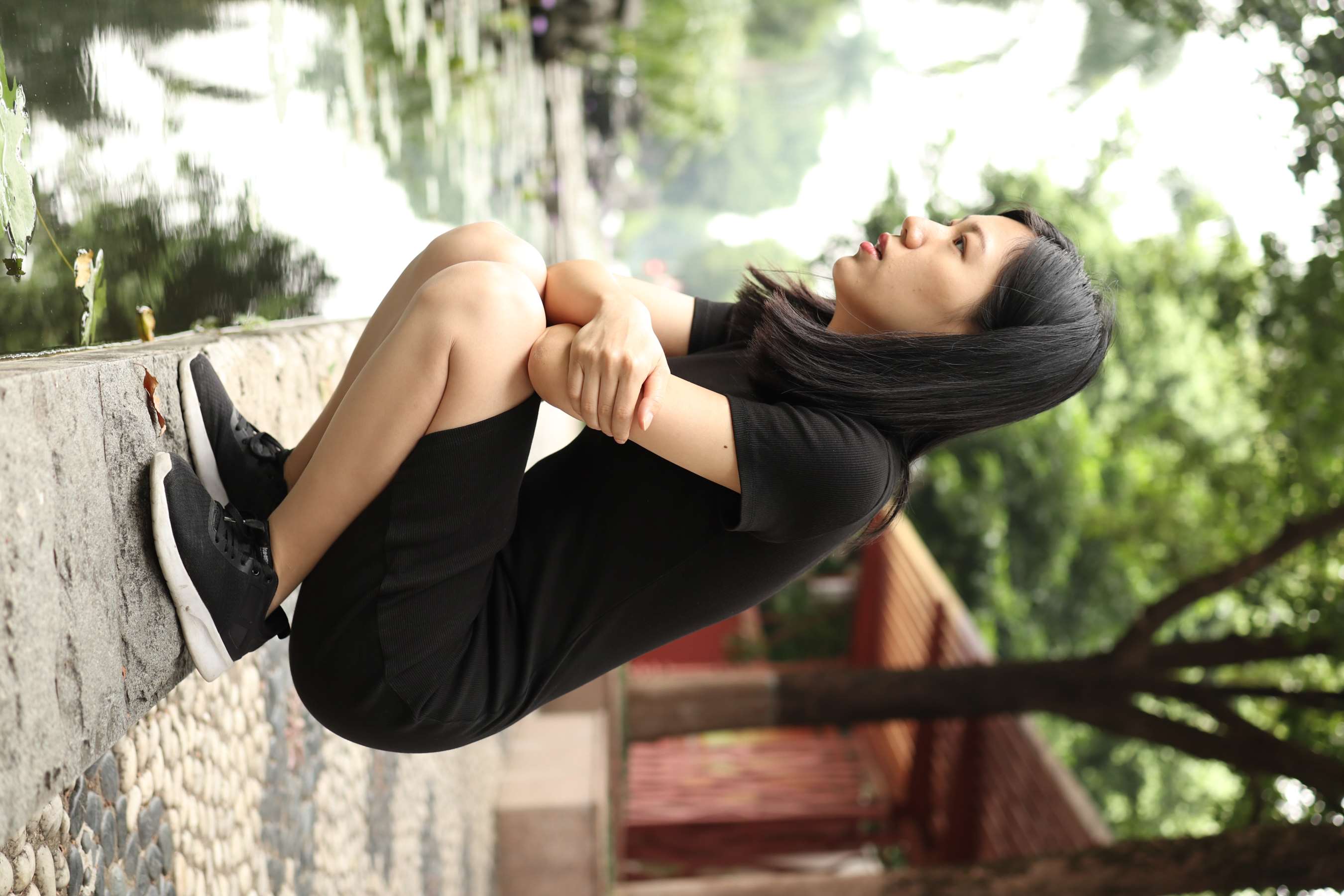 《高跟运动鞋丝袜交互》作品图