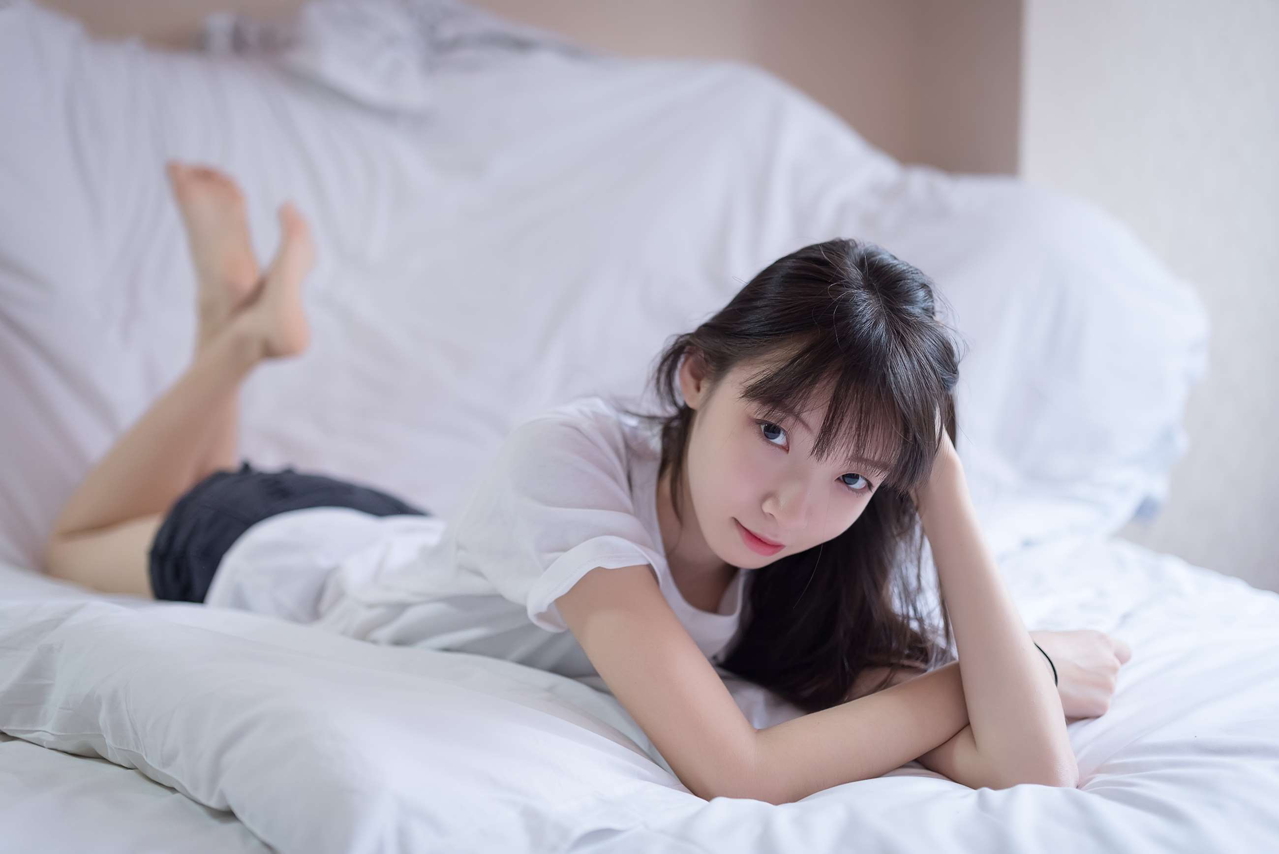 《热裤赤足少女》作品图