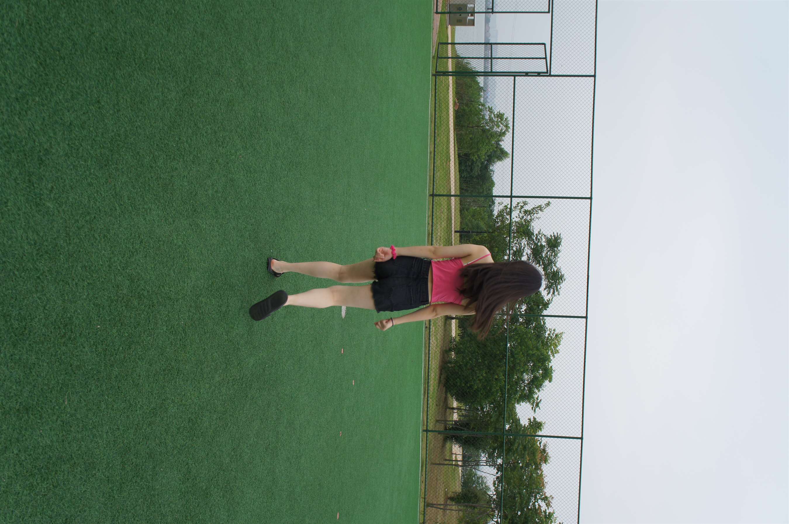 《足球场上的裸足脚丫》作品图