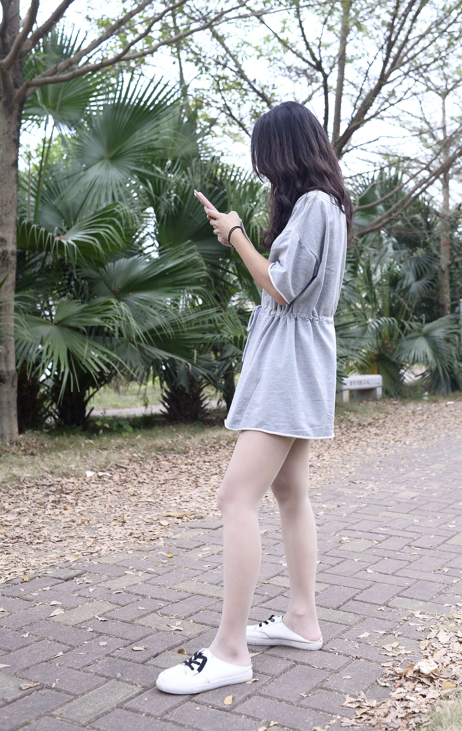 《马路边的板鞋の丝脚丫》作品图