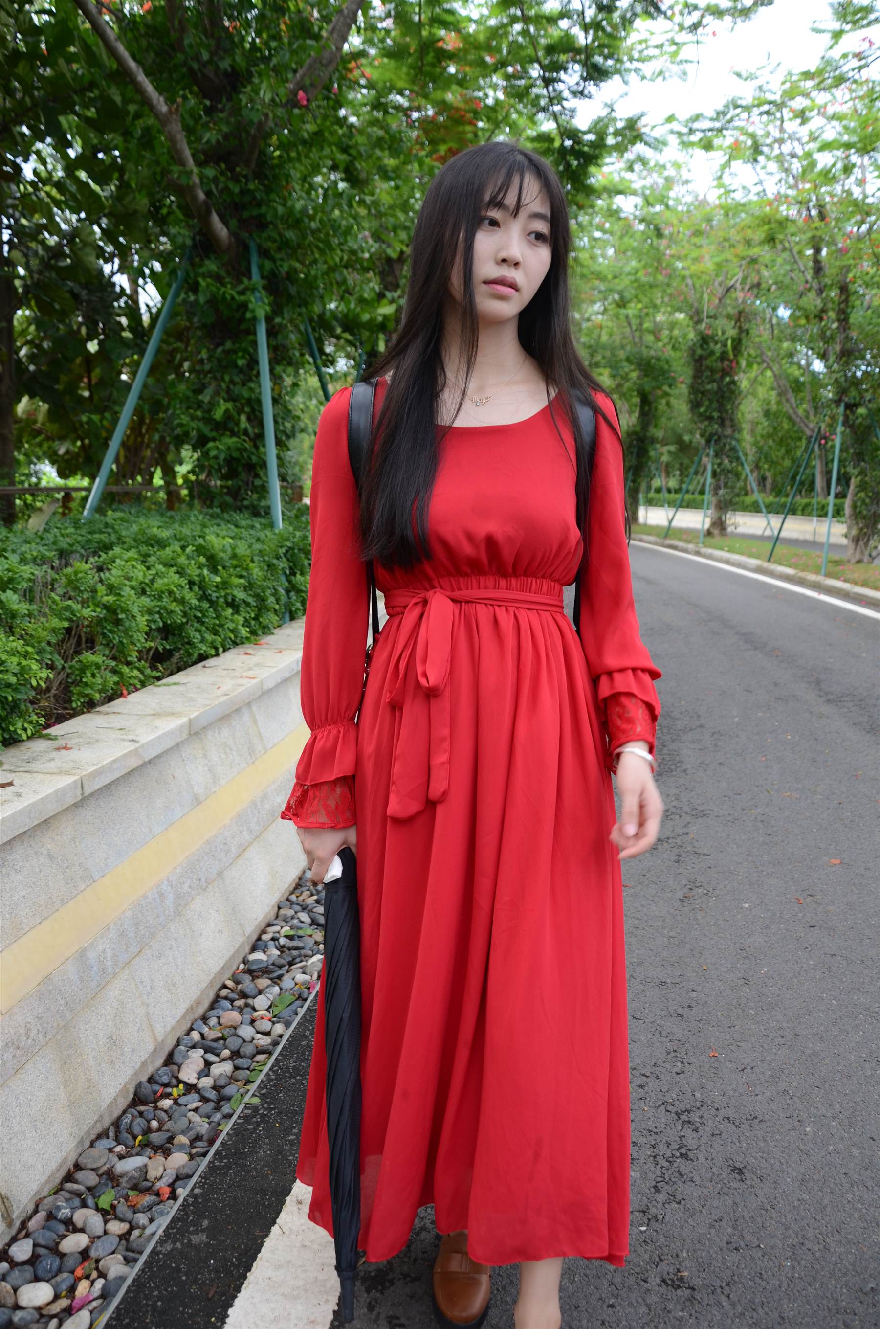 《红裙少女公园踏青》作品图