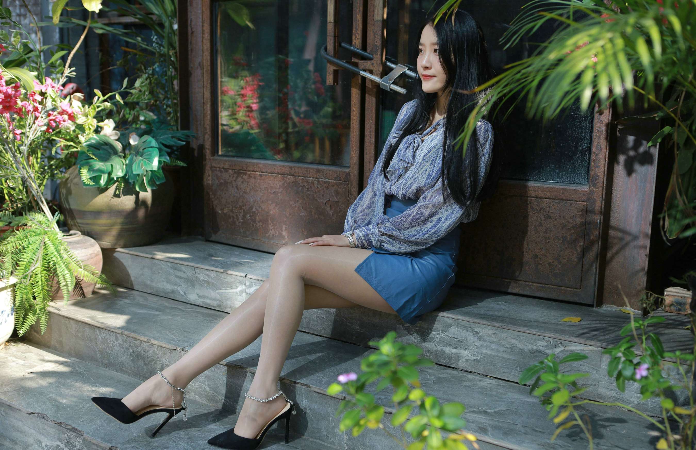 《婉萍《油亮蓝色短裙》》作品图