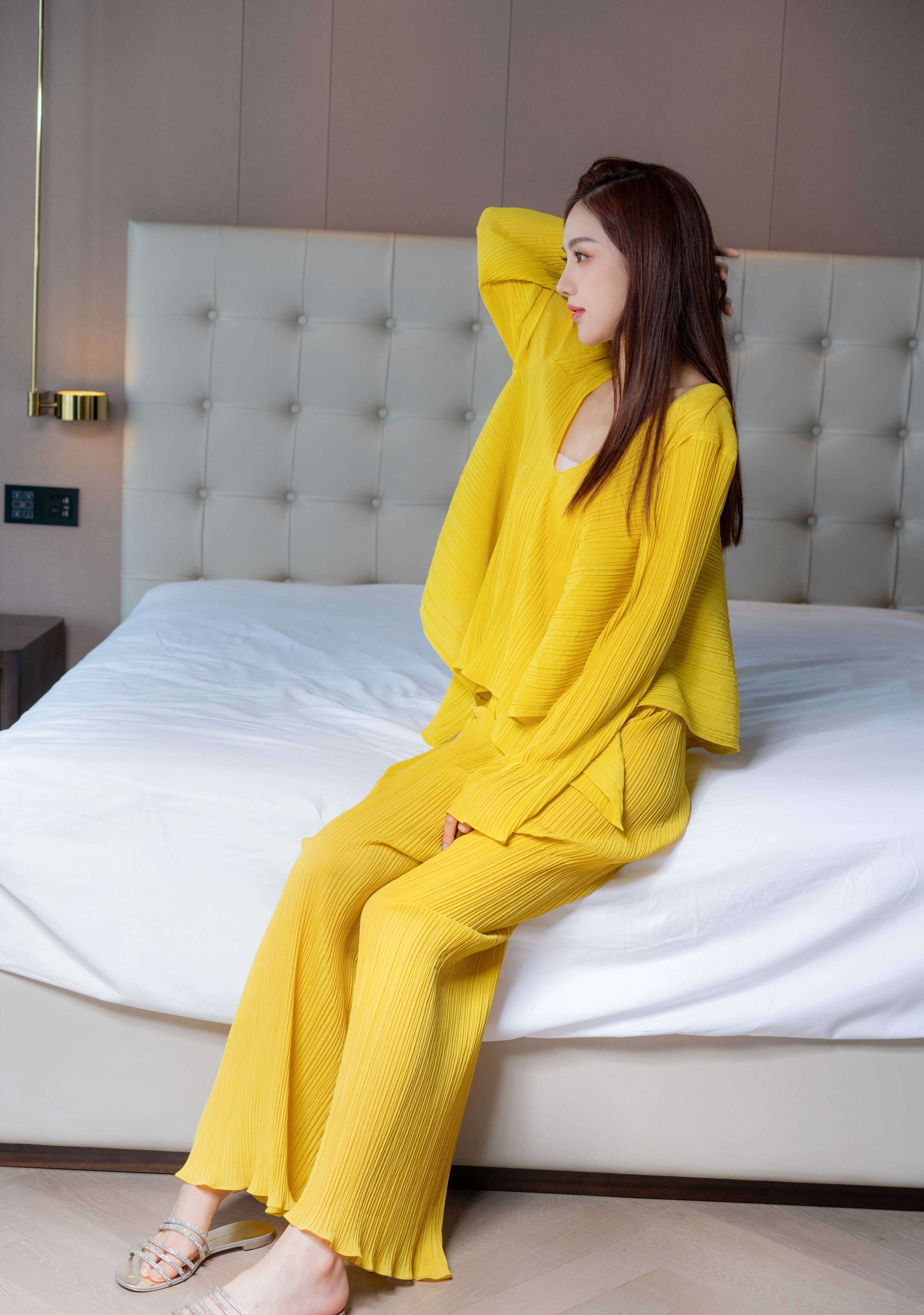 《静怡-都市丽人的白皙凉拖玉足》作品图