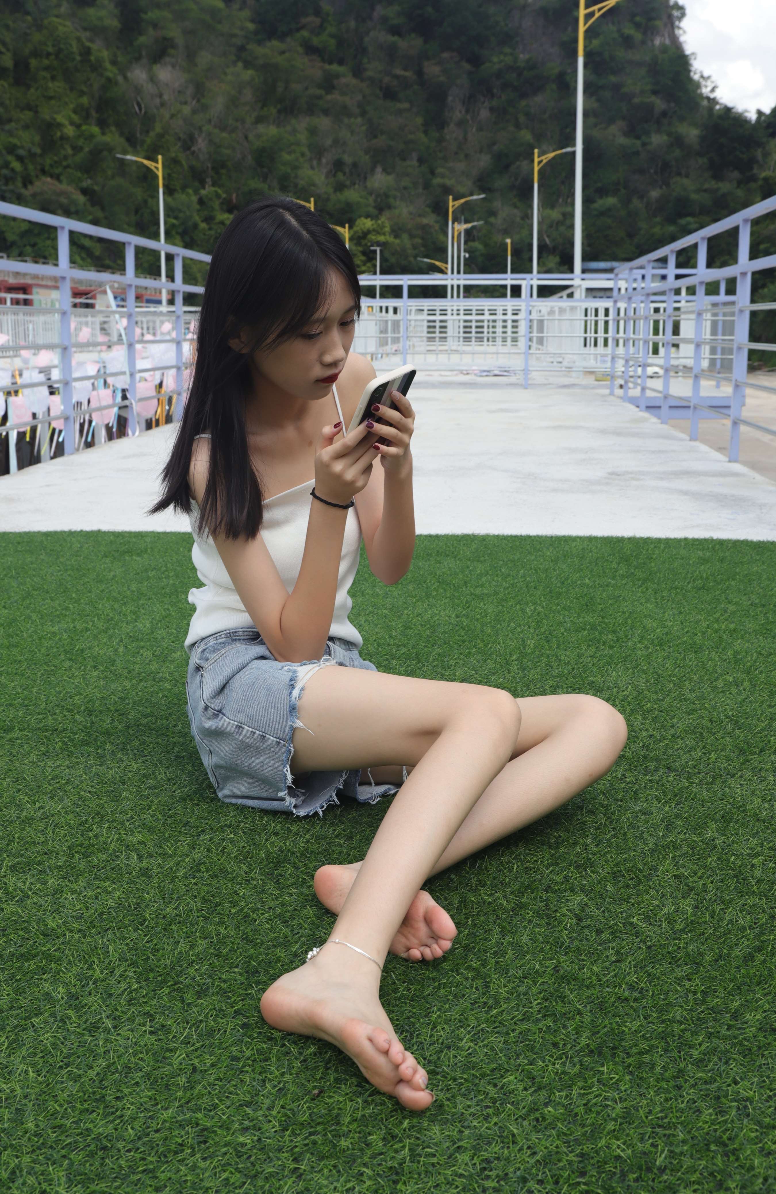 《终于哄得表妹拍了套吊带脚丫图》作品图