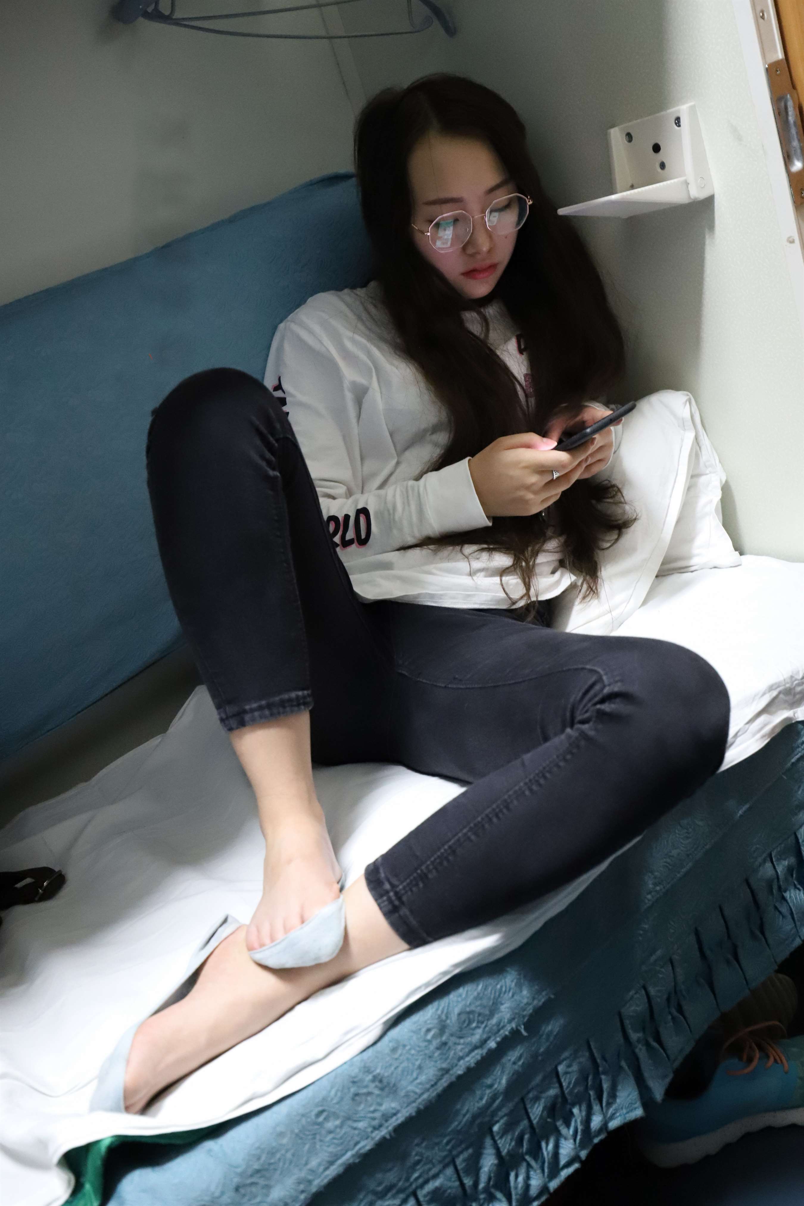 《卧铺的女孩》作品图