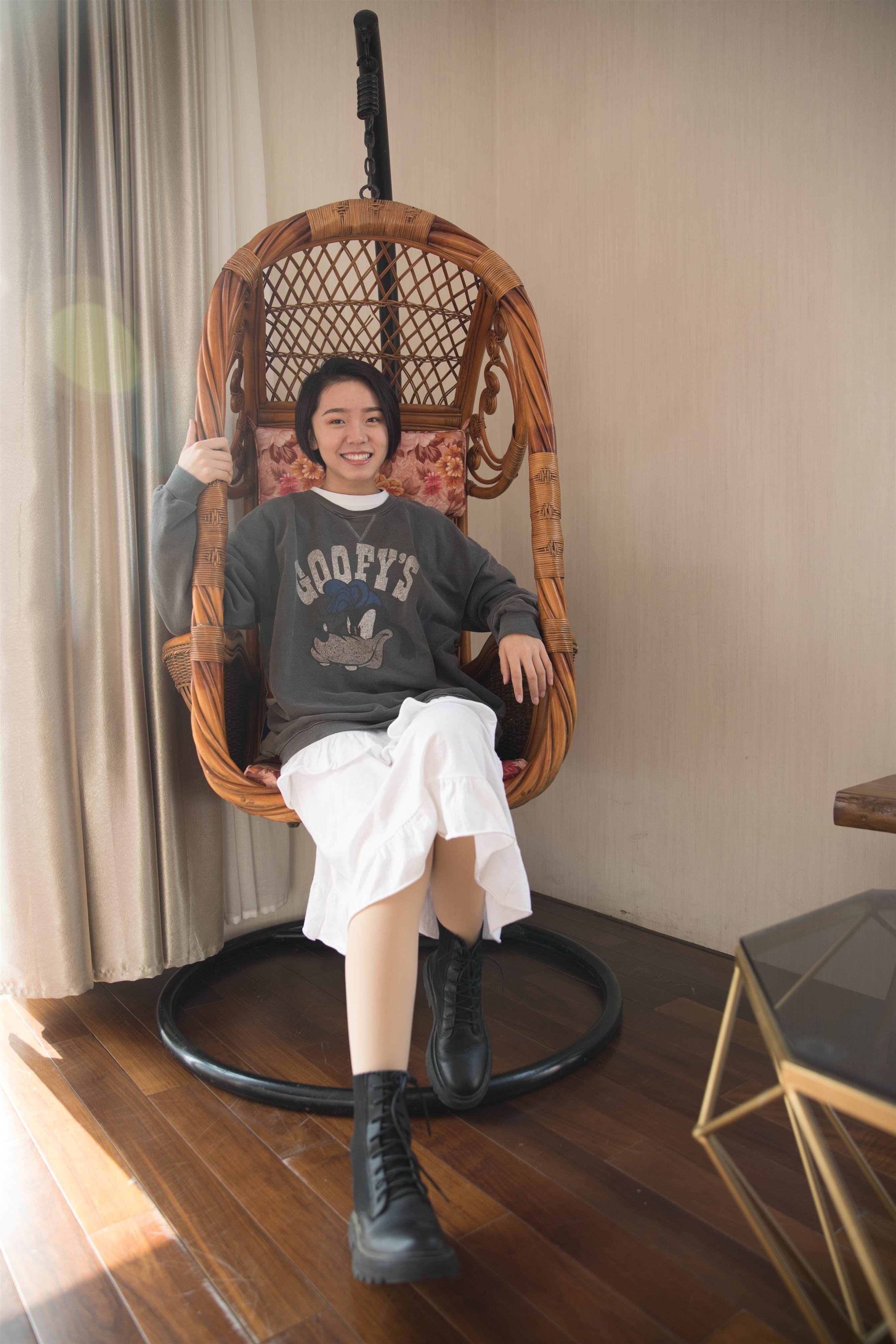 《爱笑少女の船套丝袜脚丫+视频1个》作品图