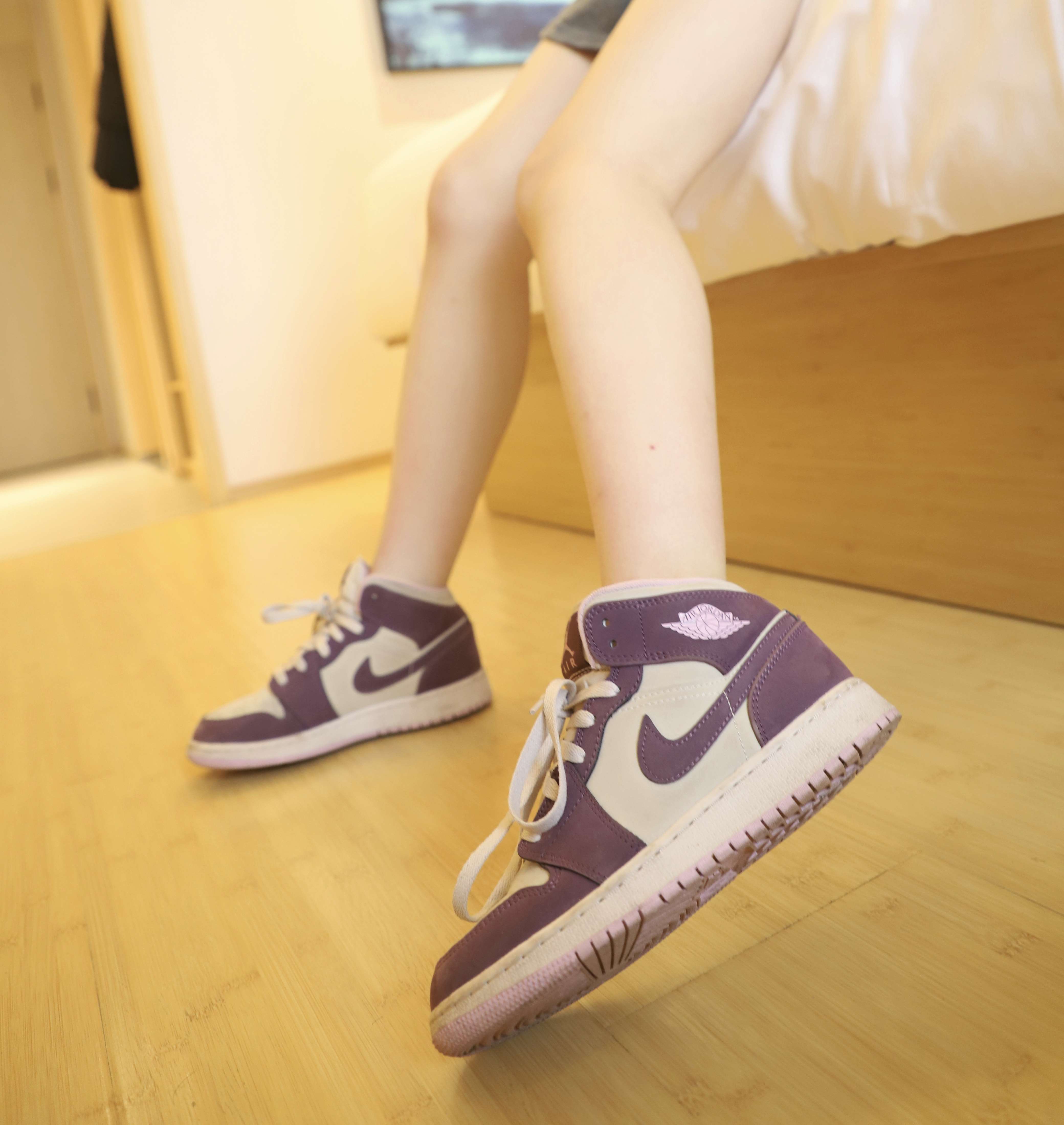 《热裤板鞋の船袜脚丫》作品图