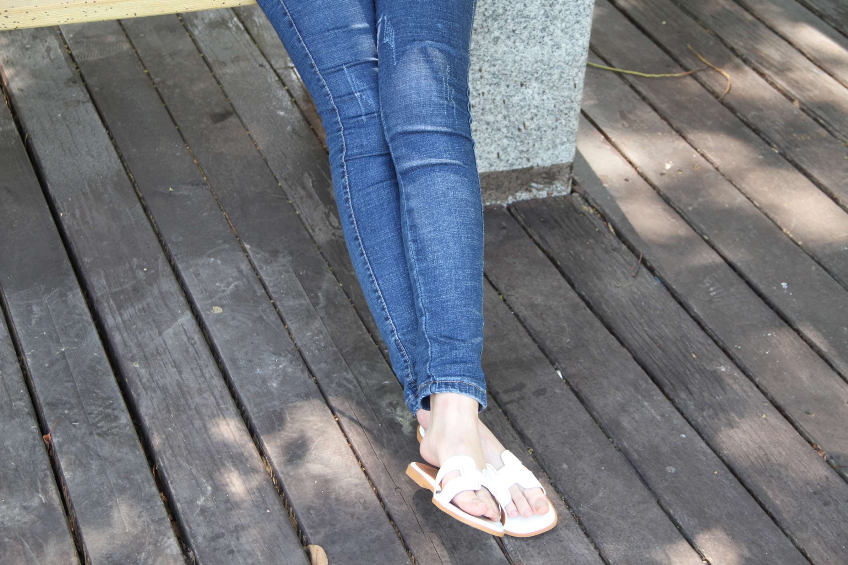 《校园少女穿拖鞋也很舒服的》作品图