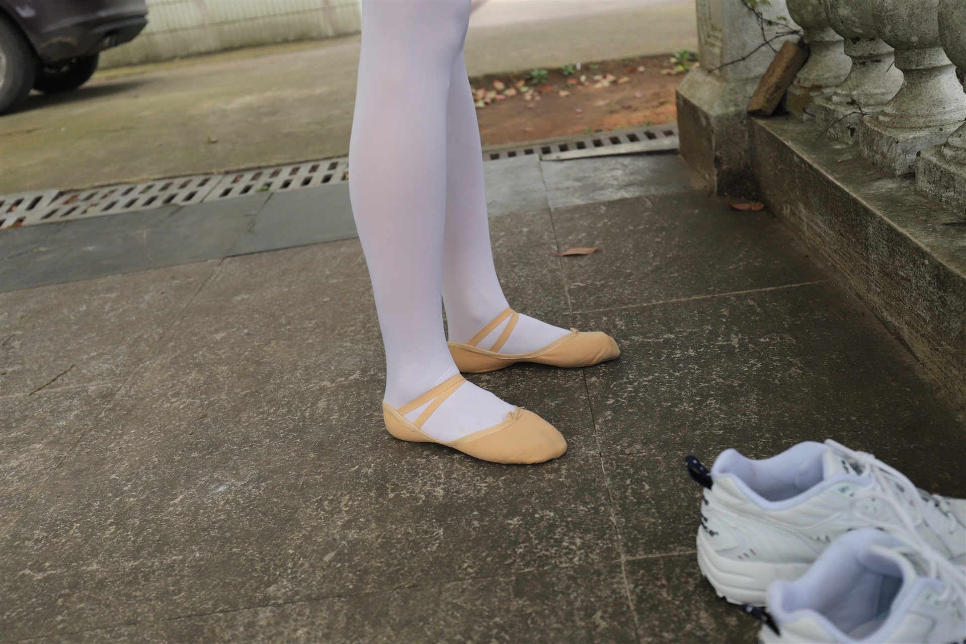 《学妹练舞丝袜脚丫》作品图