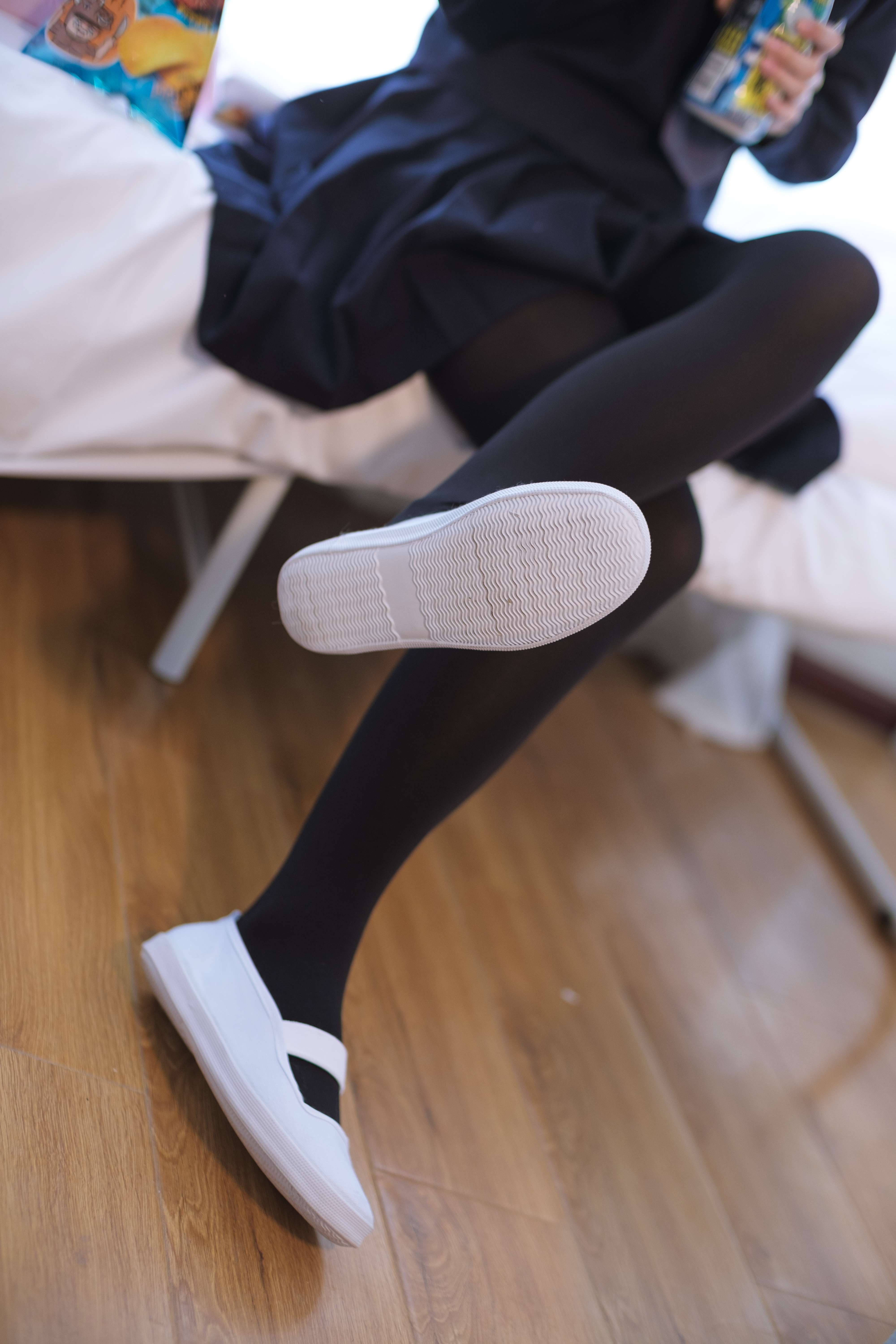 《零食黑丝脚丫少女+视频1个》作品图