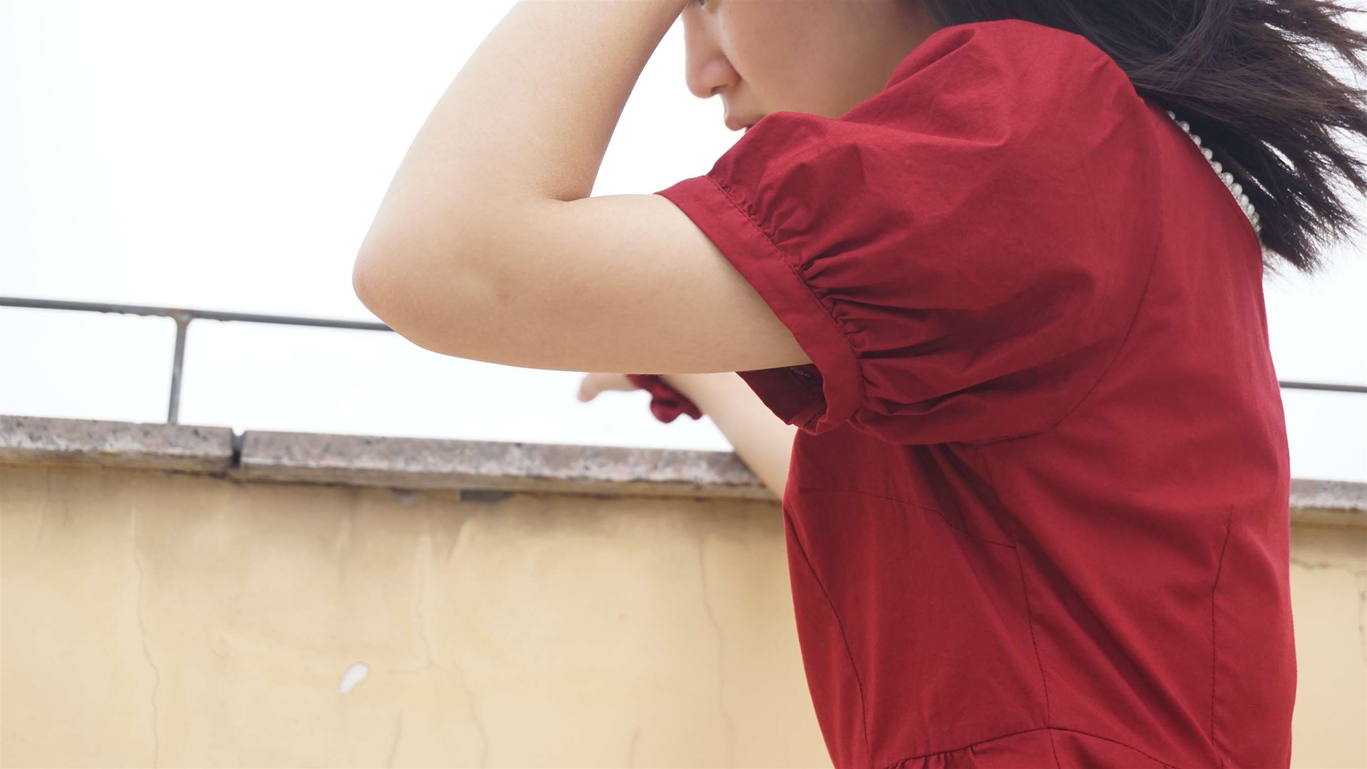 《天台红裙裸足》作品图