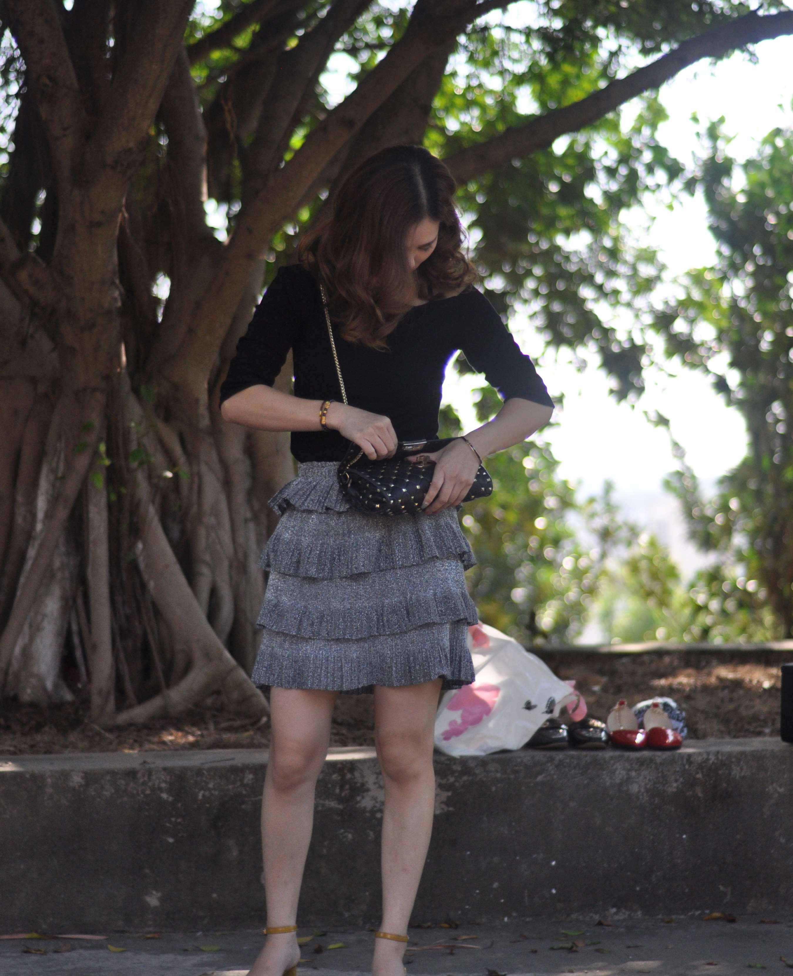 《少女大树下乘凉》作品图