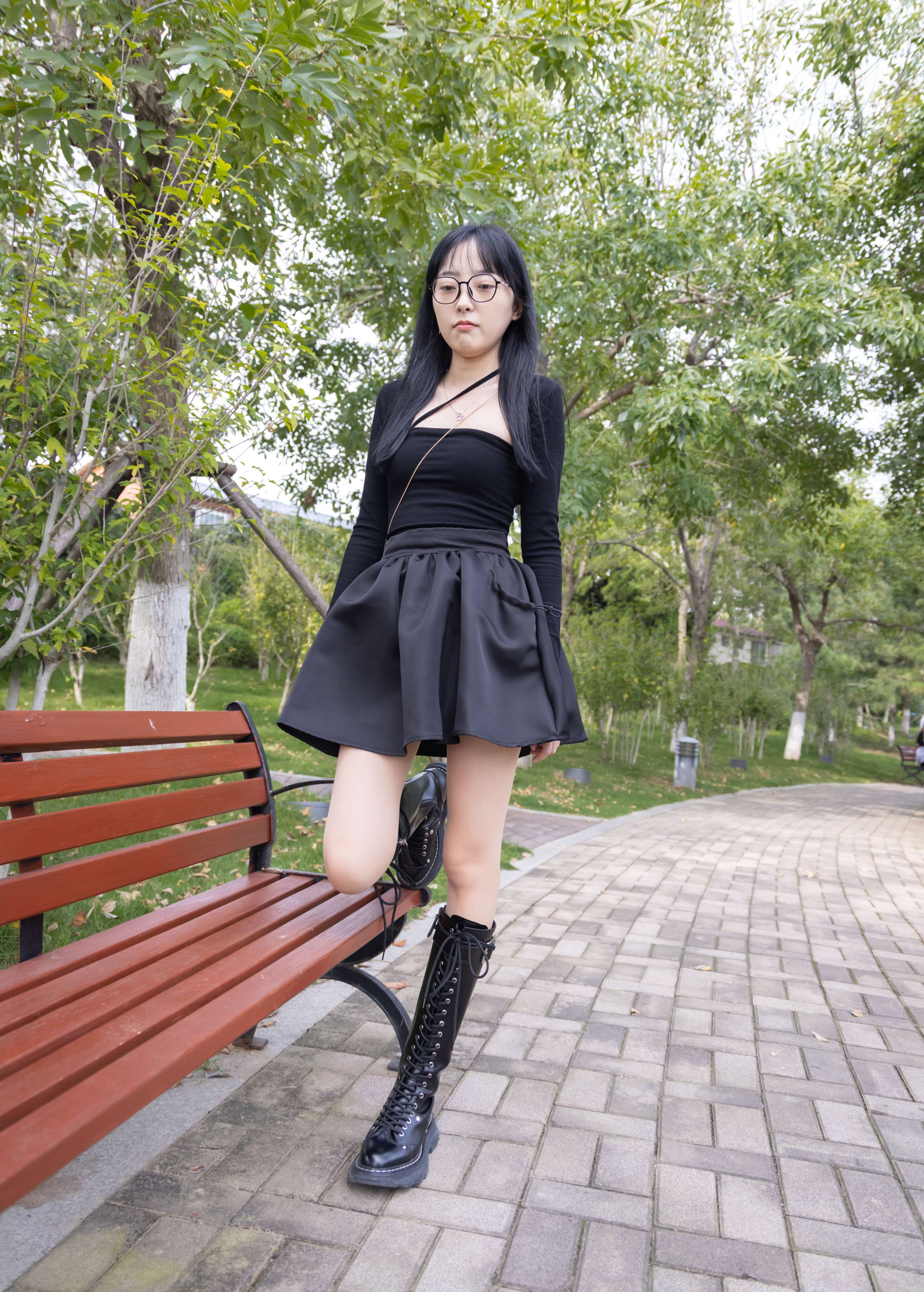 《眼镜学妹的长靴丝足》作品图