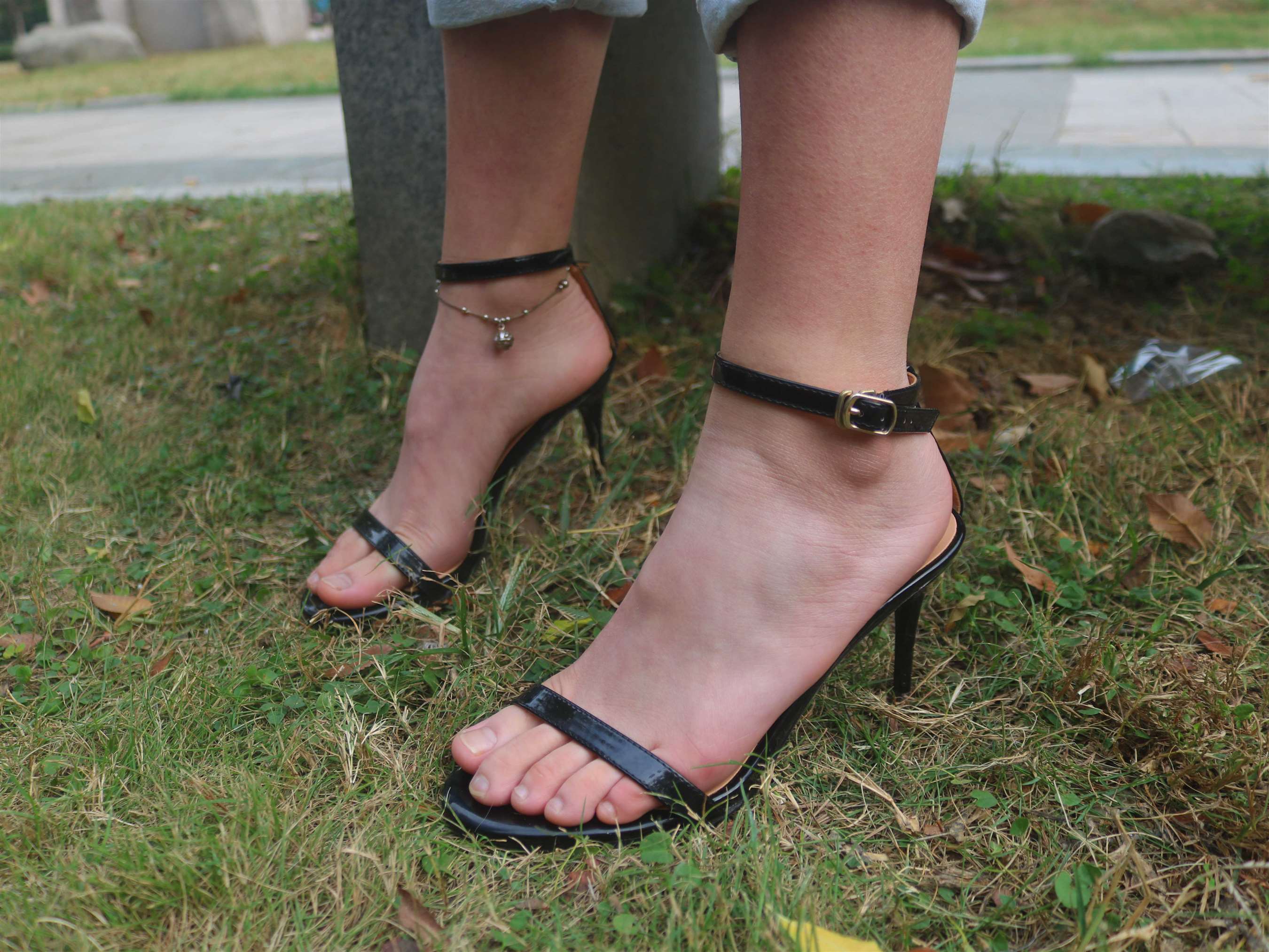 《高三学妹穿着性感高跟鞋公园拍摄》作品图