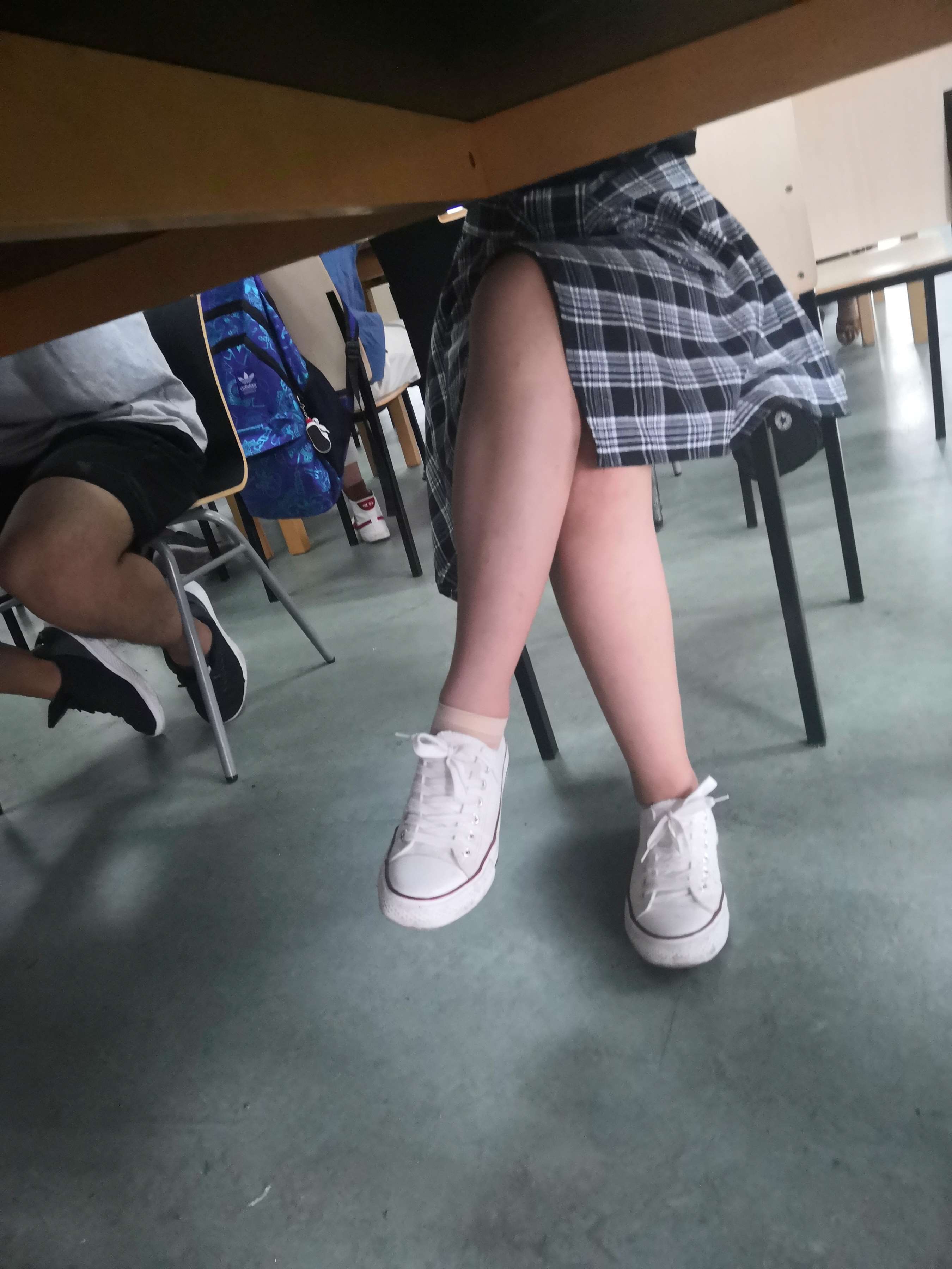 《大学时期外出写生火车上女同学们的脚丫盛宴》作品图