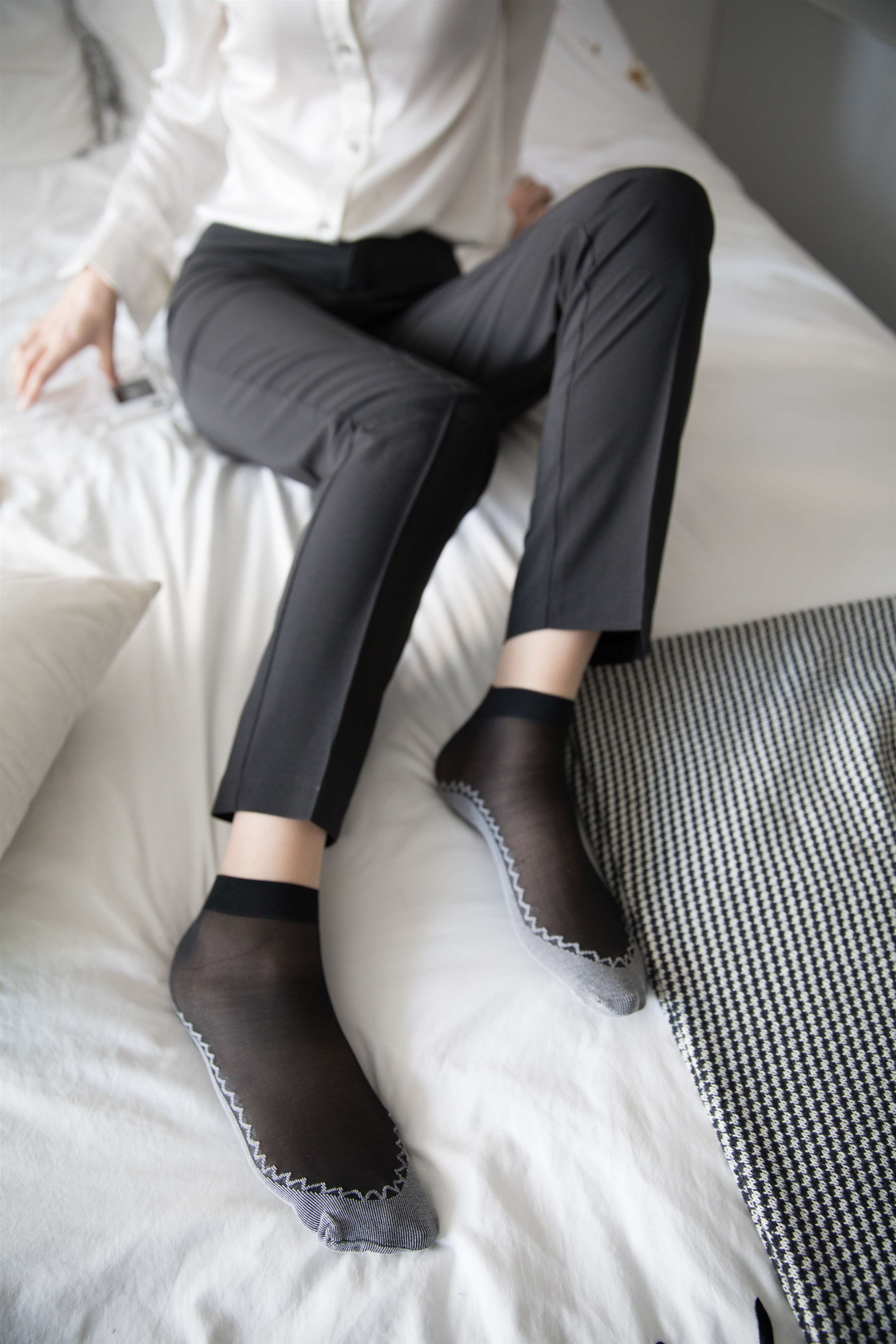 《职业装少女换袜》作品图