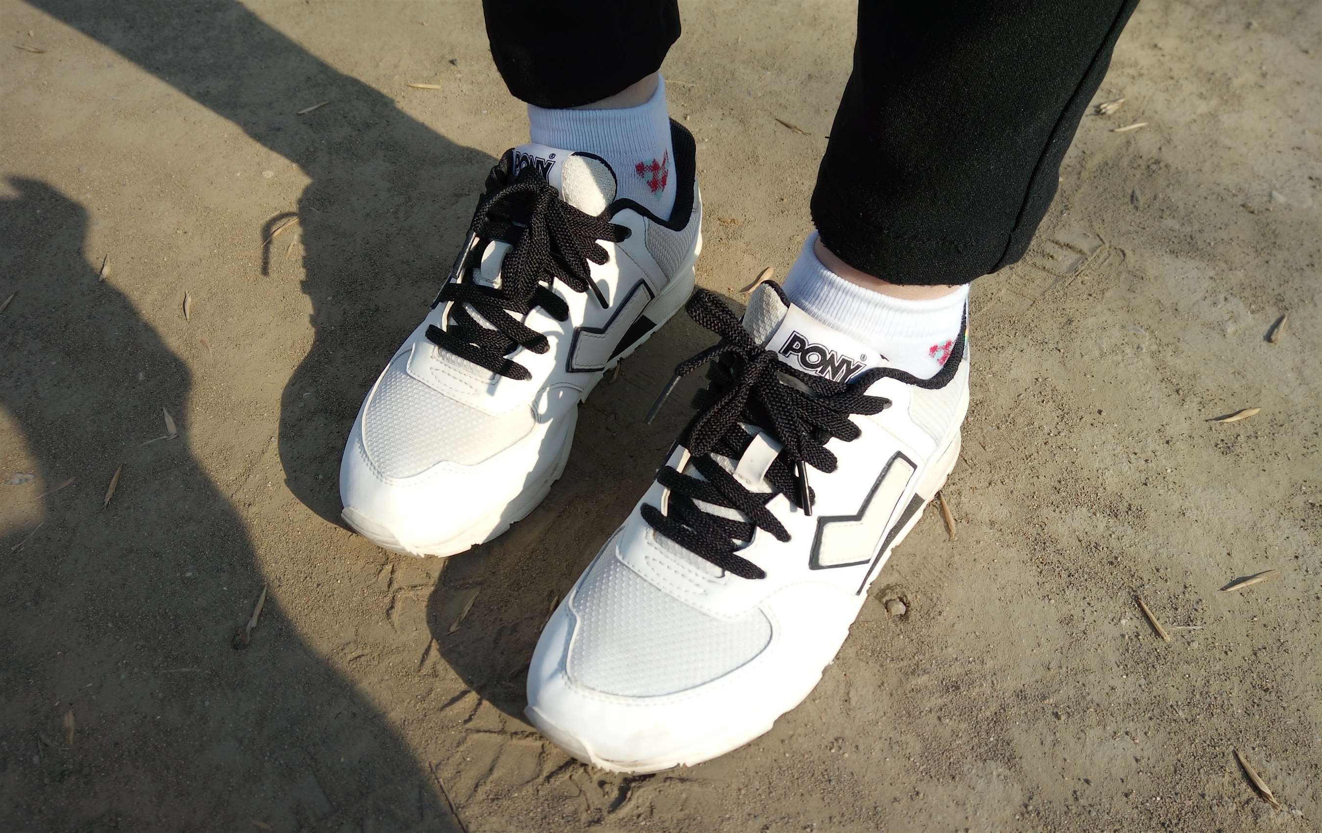 《白色运动鞋妹子带了许多袜子》作品图